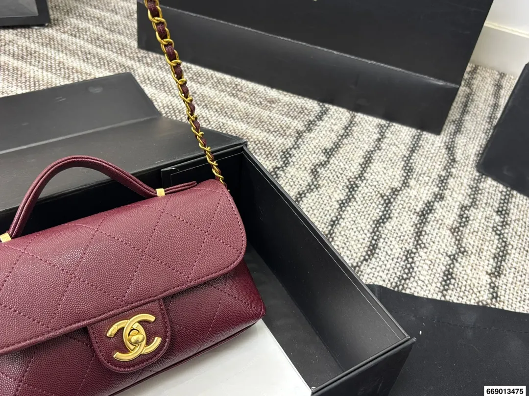 P165配飞机盒折叠盒 香奈儿Chanel 25K｜怎么能抵挡住香奈美的魅力 白色这叫一个经典 复古优雅 满满的高级感 大小适中 容量感人 休闲正装皆可轻松驾驭 尺寸19 13 货号5776