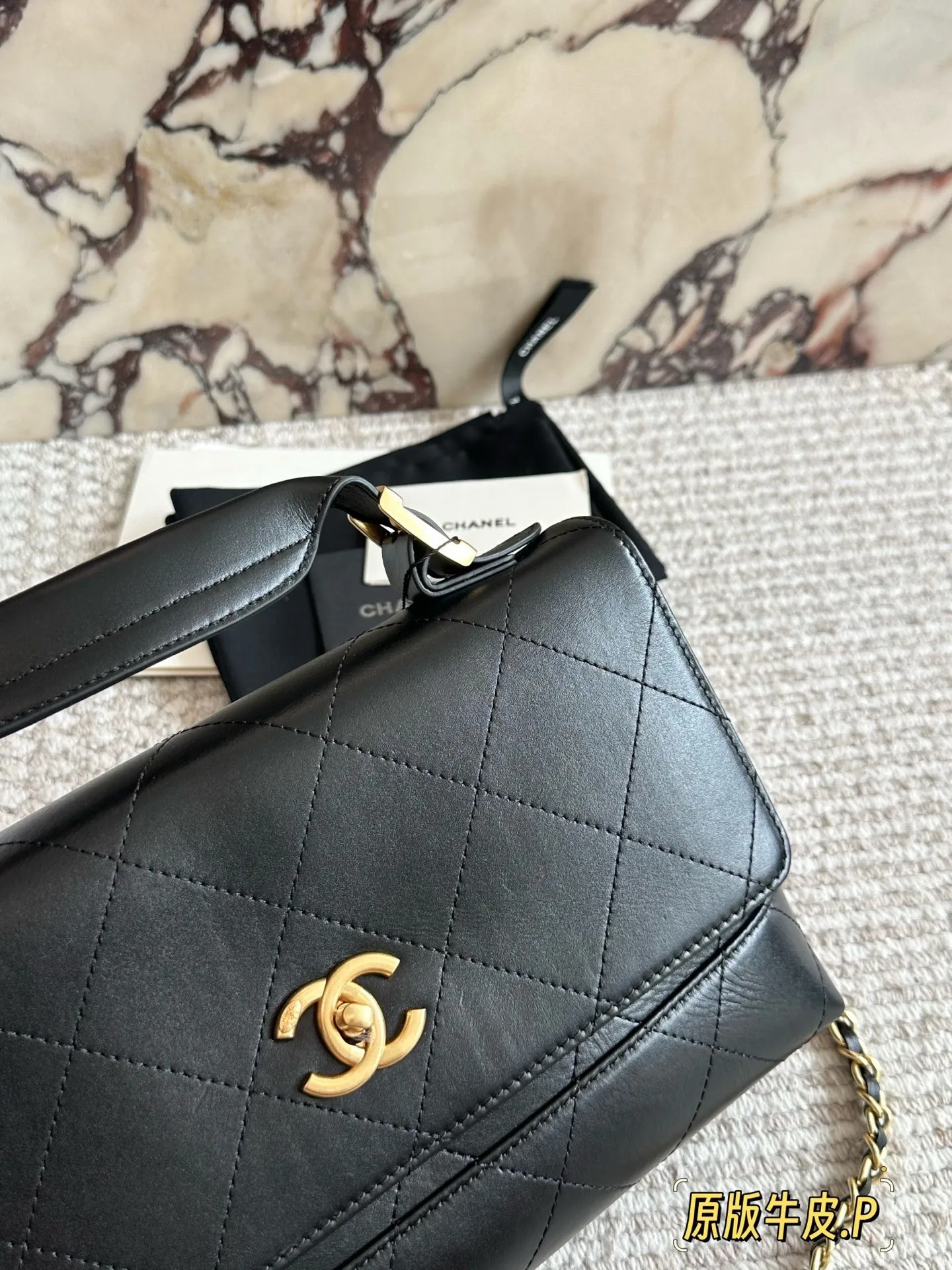 p265 原版皮 今期Chanel終於出爆款了... 剛」上新的CHANEL手工房系列中最熱度最高的應是包包了;特別是掠皮小牛皮的大包包了! 說真的今期的包包款是特別多,拼皮的話灰色是特別吸晴,CHANEL很少推出這種款色,如果是對掠皮很有興趣的小紅薯,是可以沖的!但我是長期使用主義者,這只不是我杯茶! 另外,今年推出了這個CF MINI小掛包(是屬於小皮具);埏 有趣的,手工亦很精美,有DOUBLE FLAP, HAHA;28*17