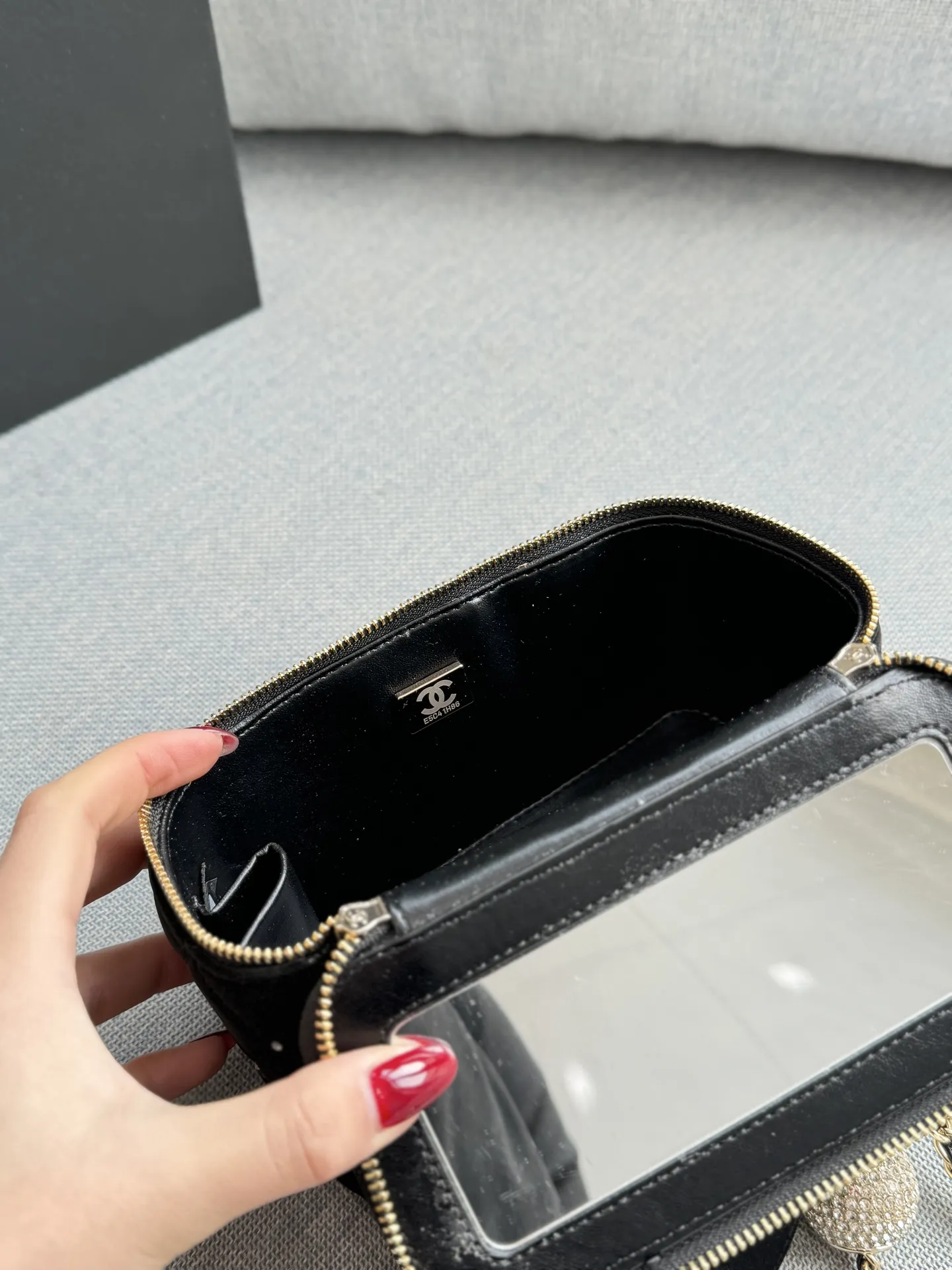 大💰180 小💰160 size:16×10/10×9 CHANEL香奈儿 25K 天鹅绒 蝴蝶结 钻球 盒子包 链条包 化妆包手提包 兼具时髦和实用性👀 手拎斜挎都🆗容量大又有设计感 这只新款是丝绒材质🦢手感很舒服 配上钉珠在阳光下真的是很闪✨ 上身很有富家千金感 可可爱爱~太讨喜啦