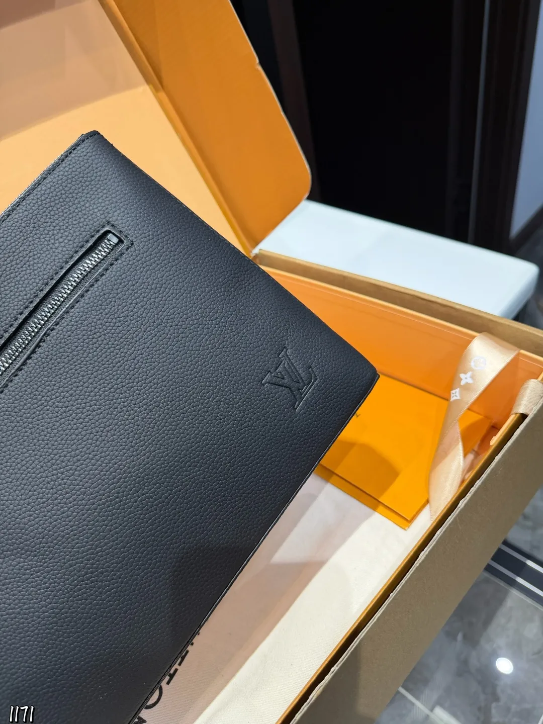 ❤️p110❤️ lv 本款 Takeoff 手拿包为蜡面牛皮革搭配深邃金属件和织物内衬，再令 LV 字母压纹栖身正面一隅，成就商务与休闲场合的精巧之选。充裕空间方便收纳平板电脑，可拆卸腕带实现灵活背携。 22 x 5x30cm