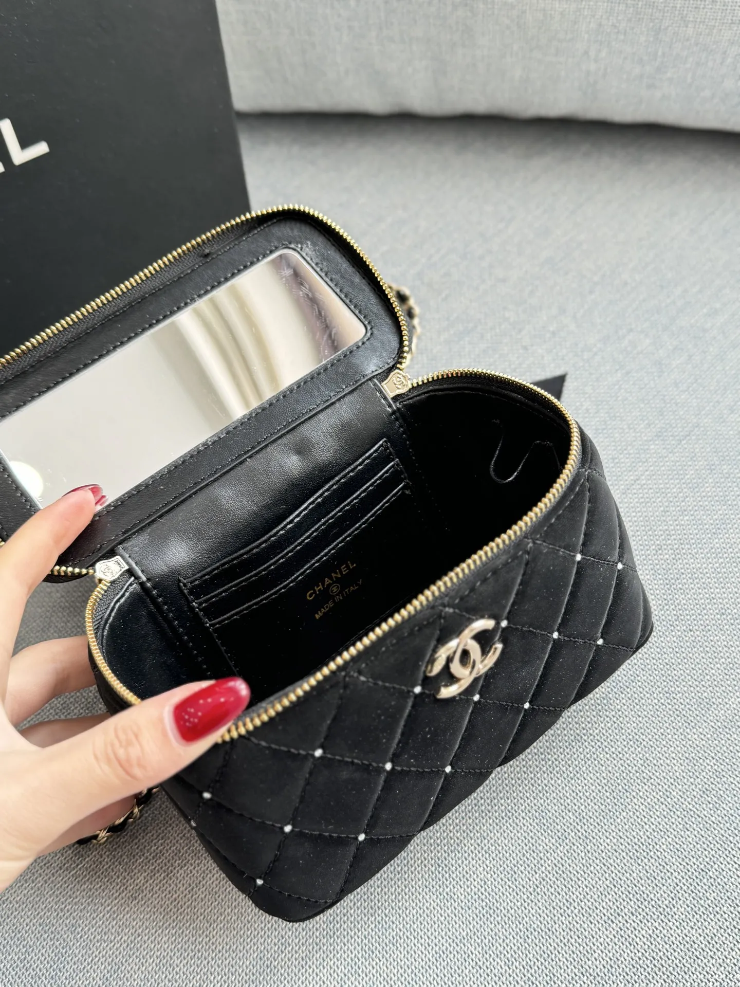 大💰180 小💰160 size:16×10/10×9 CHANEL香奈儿 25K 天鹅绒 蝴蝶结 钻球 盒子包 链条包 化妆包手提包 兼具时髦和实用性👀 手拎斜挎都🆗容量大又有设计感 这只新款是丝绒材质🦢手感很舒服 配上钉珠在阳光下真的是很闪✨ 上身很有富家千金感 可可爱爱~太讨喜啦