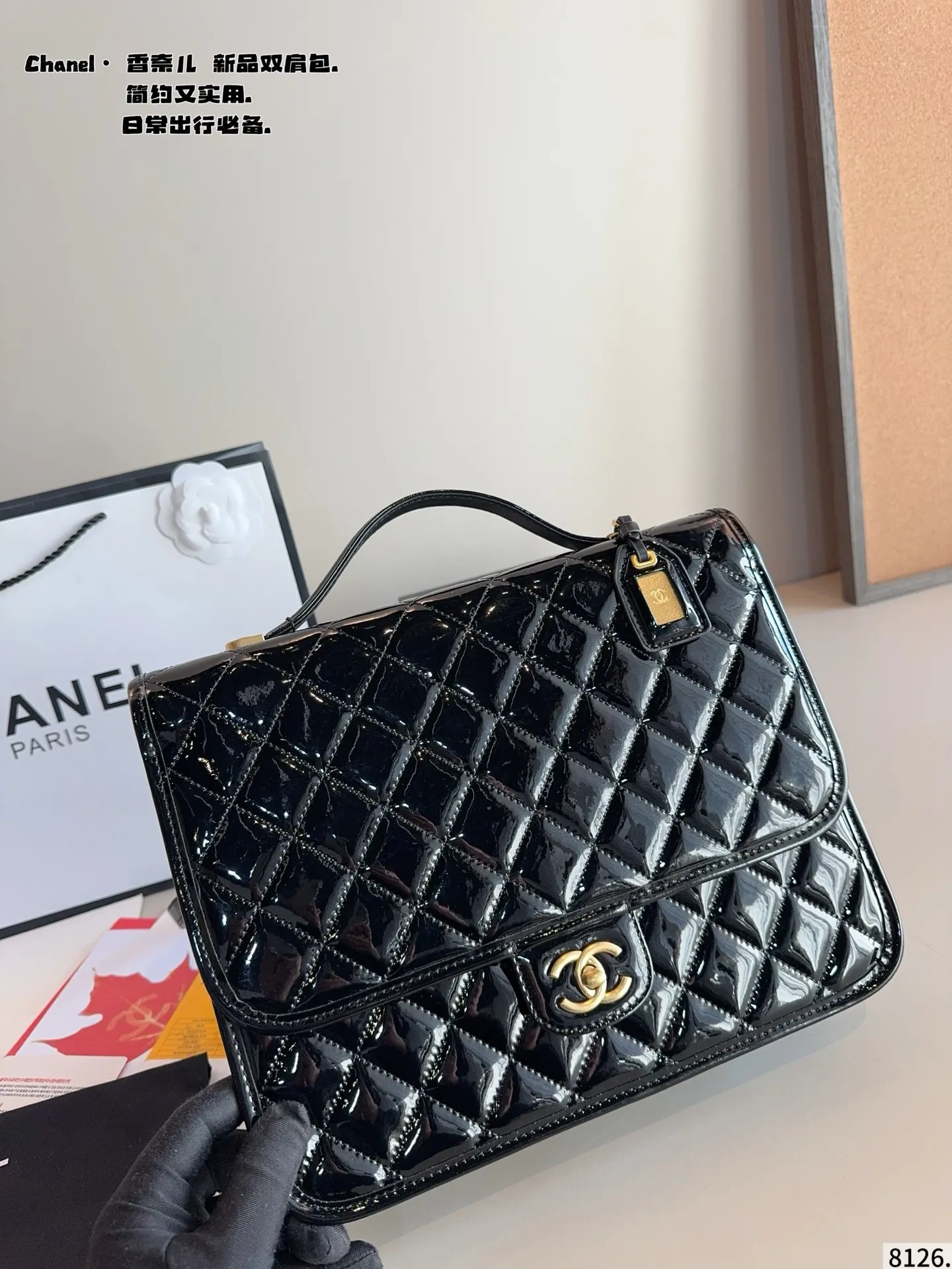 p215配礼盒🎁. 香奈儿CHANEL 新品邮差双肩包 简直无法拒绝 超显气质 高级感十足 集美必入款 尺寸：30*8*25cm