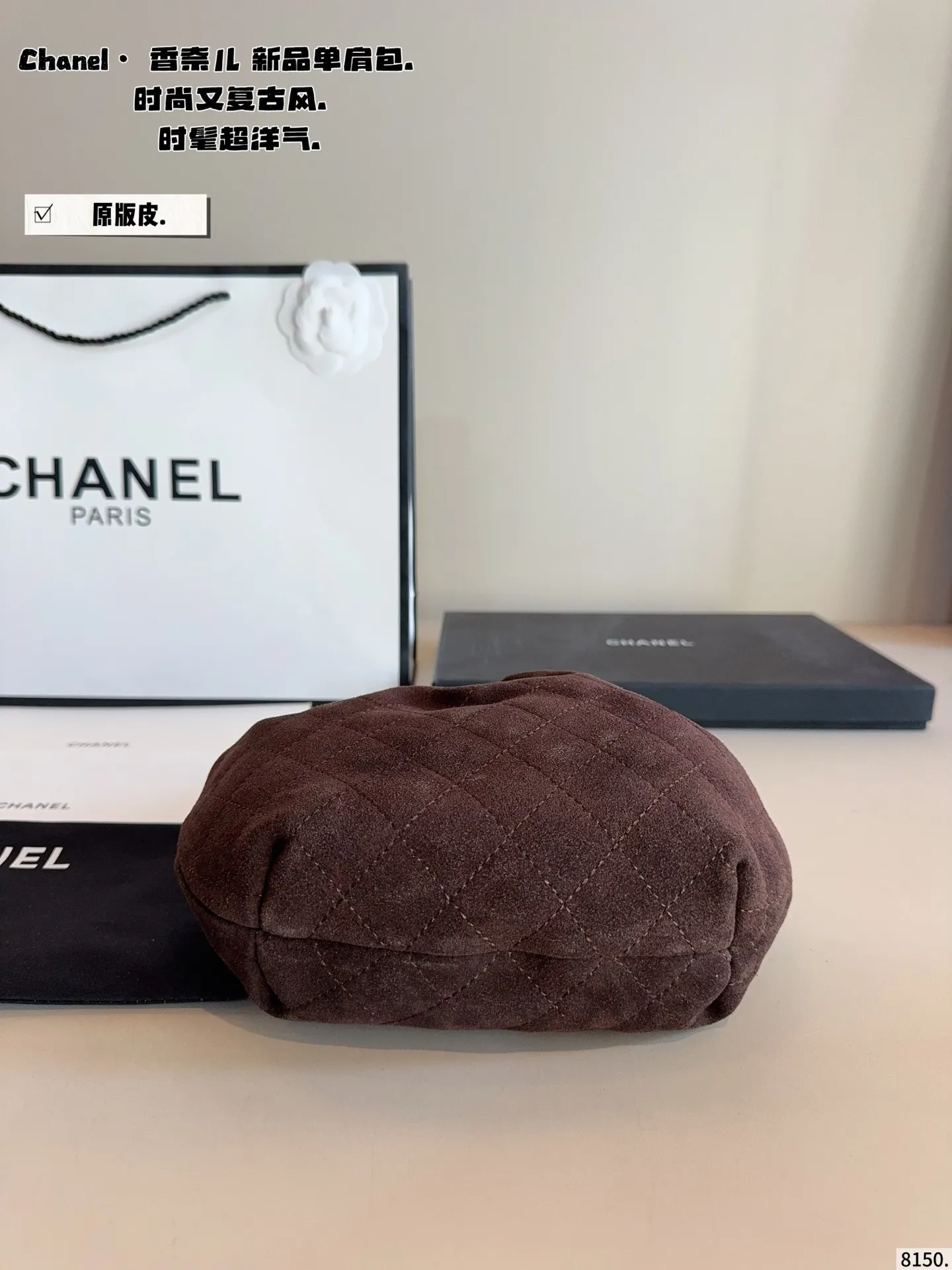 p220.纯皮. chanel香奈儿26c 超精彩的萌物🧉 圆圈小包包好可爱👝 复古玳瑁手柄的设计 透着微微光泽 容易也很客观～手机日用品能放下的哦 材质摸起来触感也很好 超级舒服 推出新系列啦~ 完全是拽姐与甜美的全新组合! 快来寻找属于你的小废包 尺寸：14*8^17cm