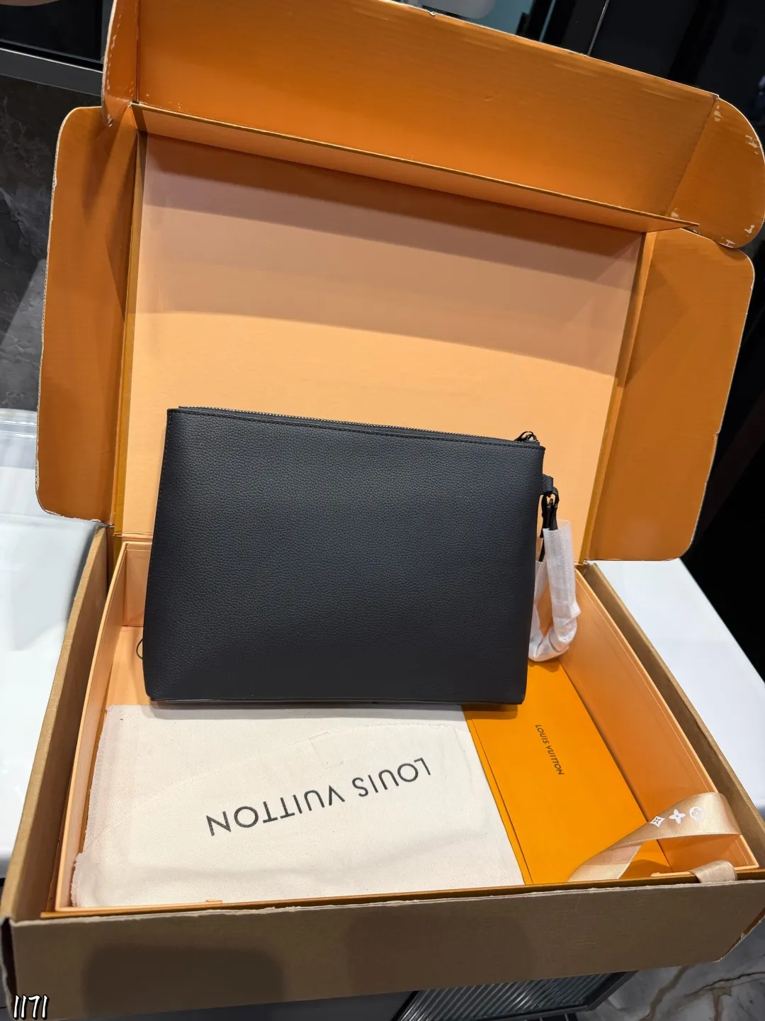 ❤️p110❤️ lv 本款 Takeoff 手拿包为蜡面牛皮革搭配深邃金属件和织物内衬,再令 LV 字母压纹栖身正面一隅,成就商务与休闲场合的精巧之选。充裕空间方便收纳平板电脑,可拆卸腕带实现灵活背携。 22 x 5x30cm