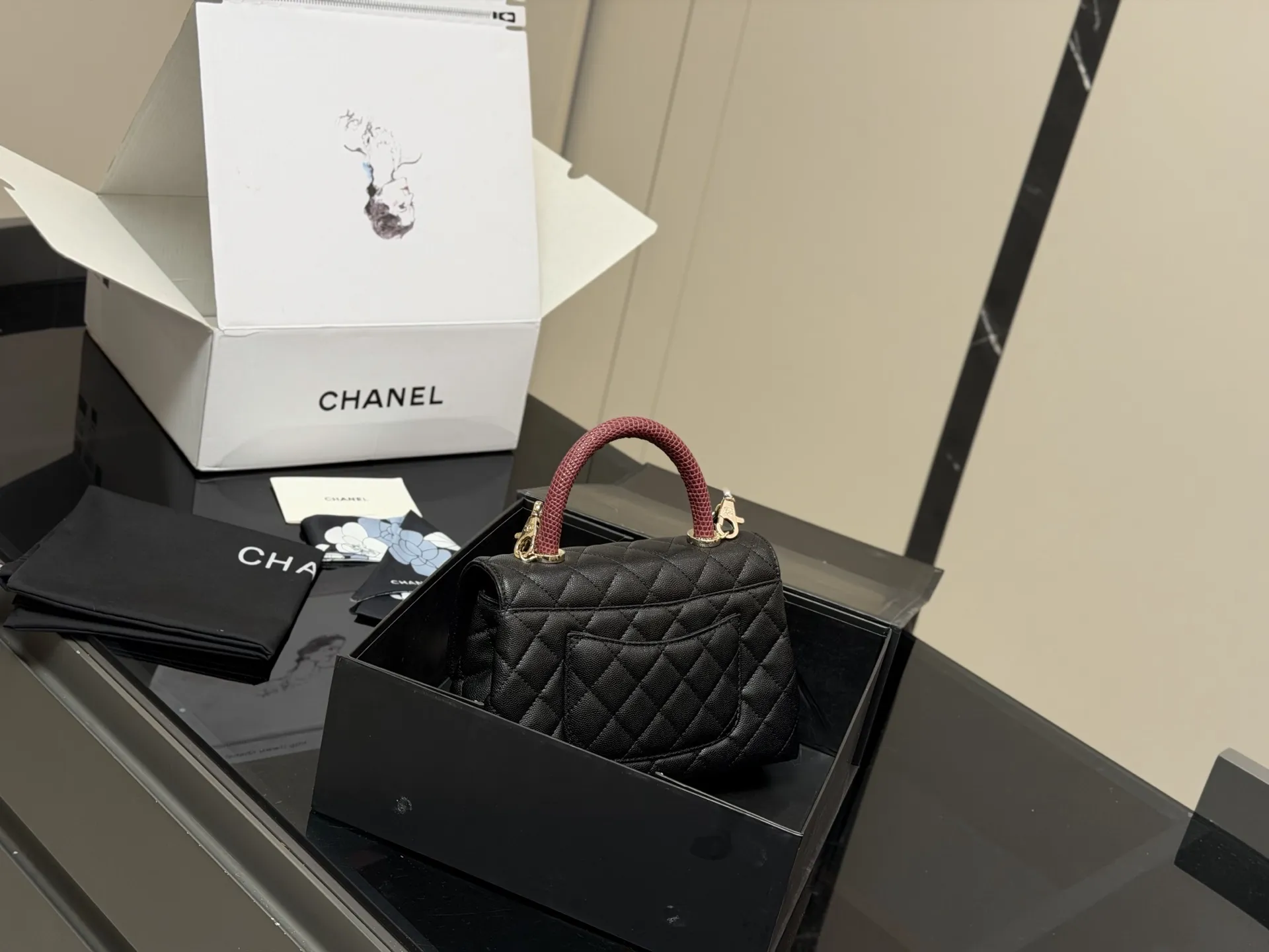 ¥190 配折叠盒飞机盒 size:23*14cm 香奈儿coco handle 手提包 粒面牛皮材质 原版K金!!