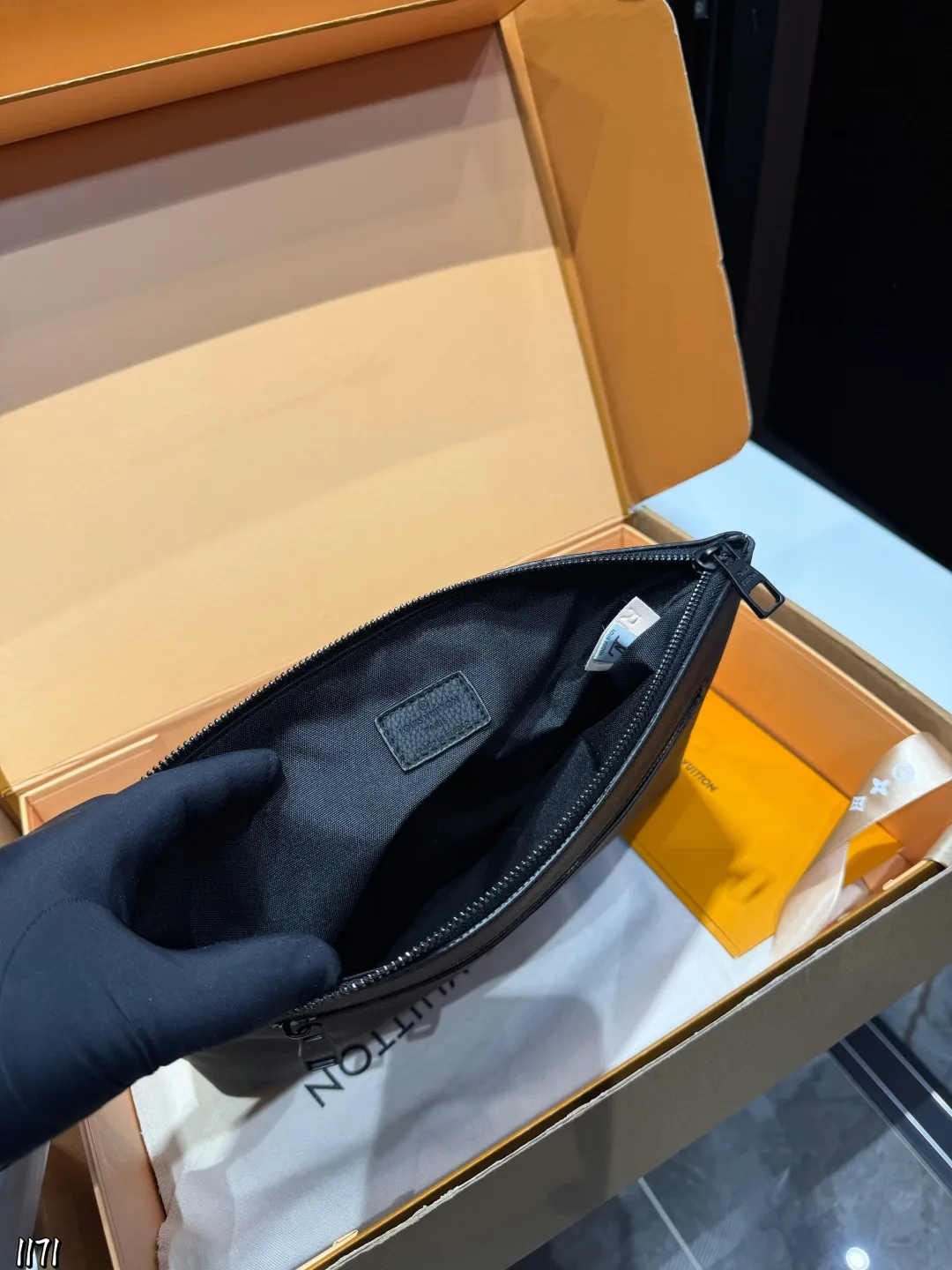 ❤️p110❤️ lv 本款 Takeoff 手拿包为蜡面牛皮革搭配深邃金属件和织物内衬,再令 LV 字母压纹栖身正面一隅,成就商务与休闲场合的精巧之选。充裕空间方便收纳平板电脑,可拆卸腕带实现灵活背携。 22 x 5x30cm