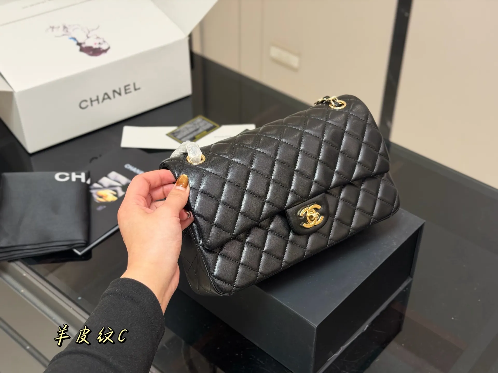 &yen;190 &yen;185 配折叠盒飞机盒 size:25cm 23cm 香奈儿 cf我们一直很用心在做 秒杀其他市面上的货 顶级羊皮纹 很舒服的一种！ 不管您是谁 稳稳hold住哦✔️✔ 四季必备单品！