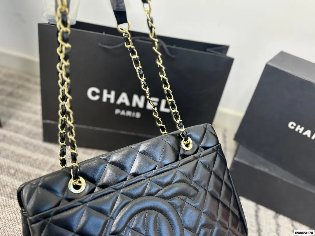 P230⚠️尺寸37*24 香奈儿 Chanel 托特腋下链条⛓️包 经典菱格纹+银色链条,低调又奢华,日常通勤超适合!容量大,内部多隔层,收纳力满分上。链条可调节,单肩or斜挎都OK,实用又时髦,是香奈儿托特包里的热门款!