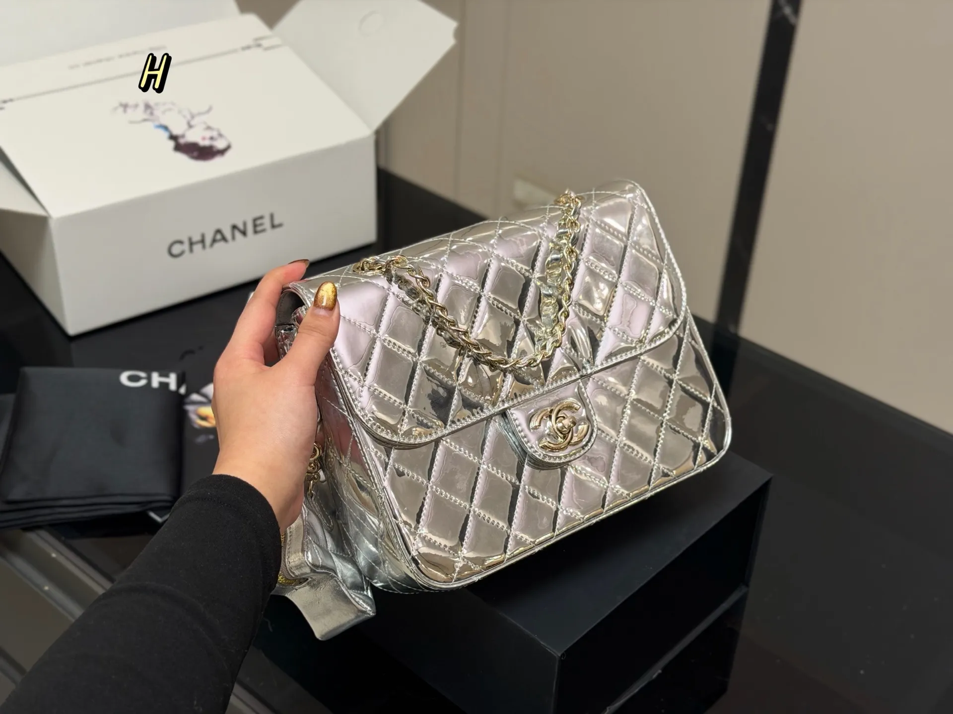 ¥215 配折叠盒 size:24*19cm 香奈儿 24C 漆皮双肩包 这个真的是太太太好看了! 金的刚刚好不俗艳不张扬很能装! ⚠️还有小星星⭐️哦!