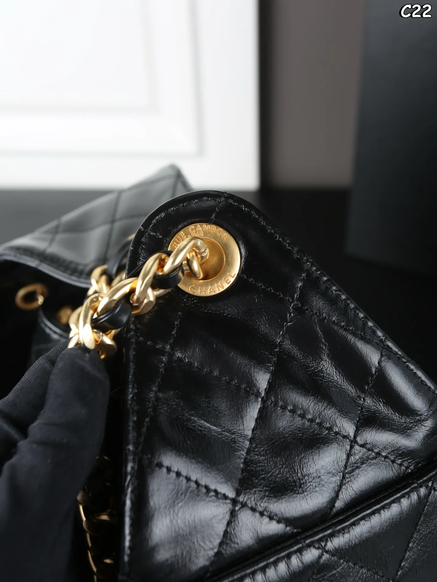 大号P310 折叠盒 小号P280 折叠盒 CHANEL香奈儿 25Bag 25C 油蜡皮 HOBO 抽绳水桶包 链条包腋下包单肩包 慵懒的hobo包型搭配粗金属链条，多口袋设计兼具实用性与装饰性，油蜡小牛皮很酷很美容量又大，25c hobo包却又很轻便，太爱啦[烟花R]看她在阳光底下闪闪发光诶～ 尺寸：30&times;29/26&times;19