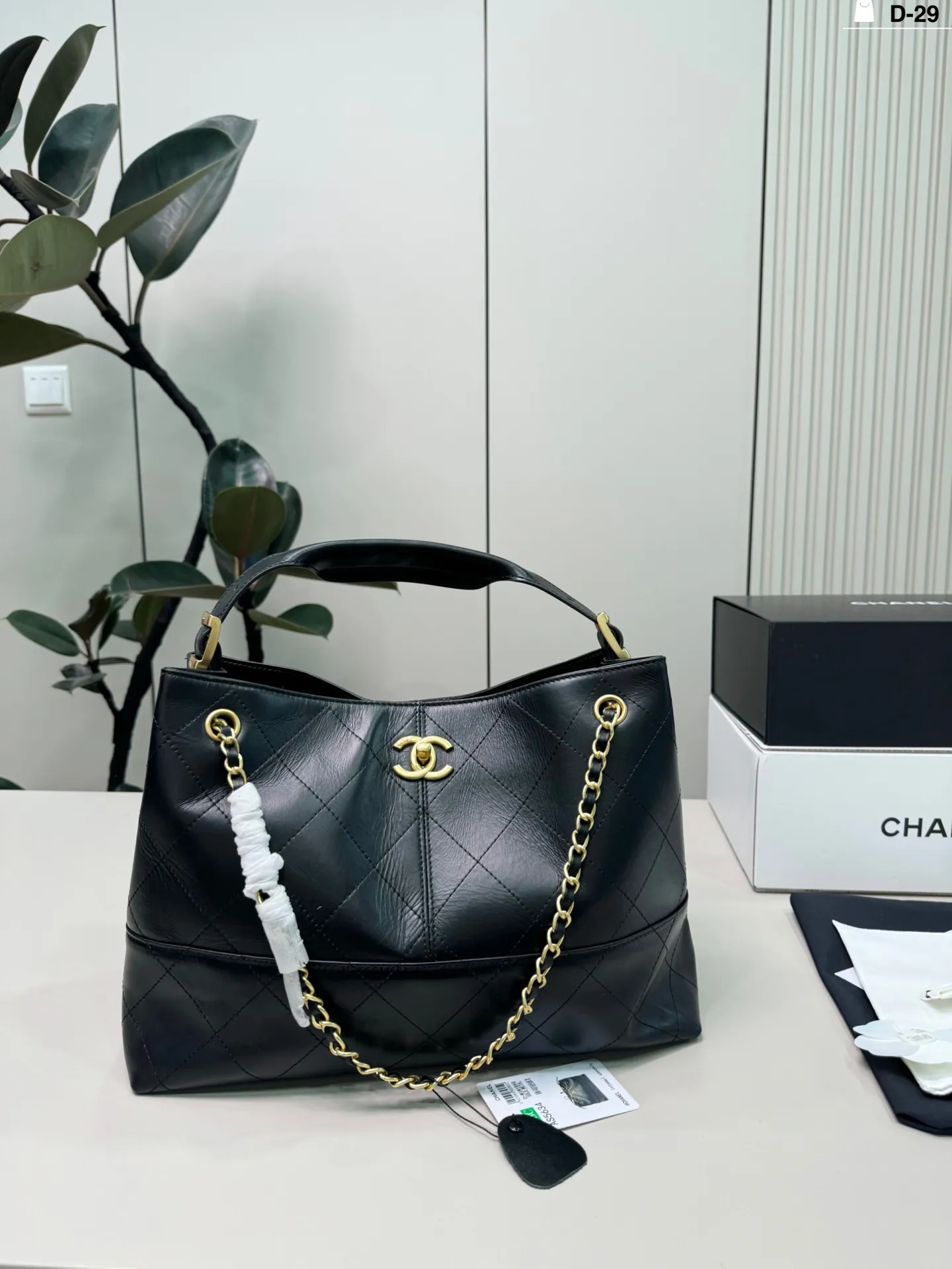 💰p270(羊皮) D-29尺寸34×25折叠盒 CHANEL香奈儿25A黑金全皮Hobo包 容量超大,通勤日常都能装下文件,电脑等物品。 实用又时髦,是香奈儿热门款,专柜常断货