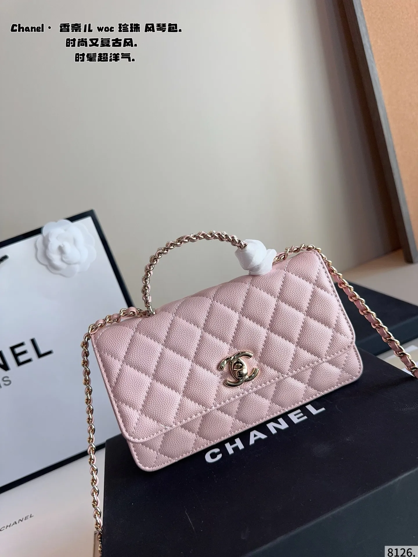 p165配礼盒🎁. 香奈儿 CHANEL woc 风琴包. 时髦拿捏住啦 不显老气好好搭啊 而旦貌美气质加成好高的呀~ 爱死了这份从容优雅尺寸：19*6*11cm