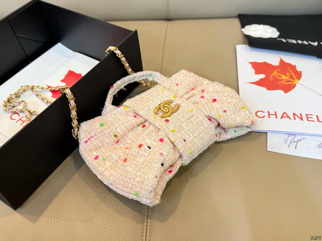 大号&yen;190折叠盒 小号&yen;170双盒 Chanel 香奈儿25K蝴蝶结包 香奈儿2025秋冬系列新品，搭配金色双C Logo，优雅又高级。包型灵感来自蝴蝶结，立体造型超有辨识度，容量适中，通勤或出行都很OK！链条肩带可手提/肩背，实用又时髦。尺寸32 27/21 16