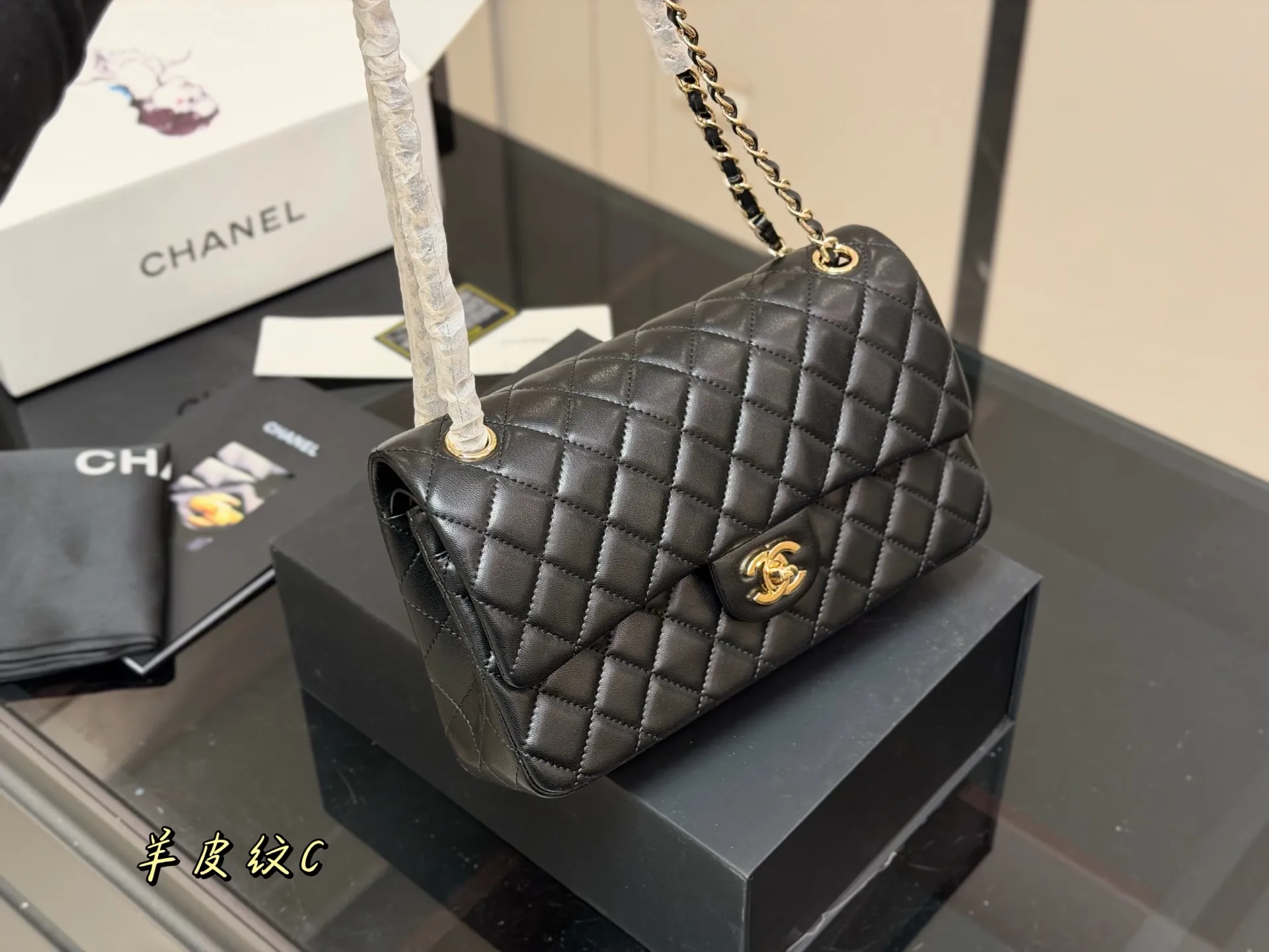 ¥190 ¥185 配折叠盒飞机盒 size:25cm 23cm 香奈儿 cf我们一直很用心在做 秒杀其他市面上的货 顶级羊皮纹 很舒服的一种! 不管您是谁 稳稳hold住哦✔️✔ 四季必备单品!