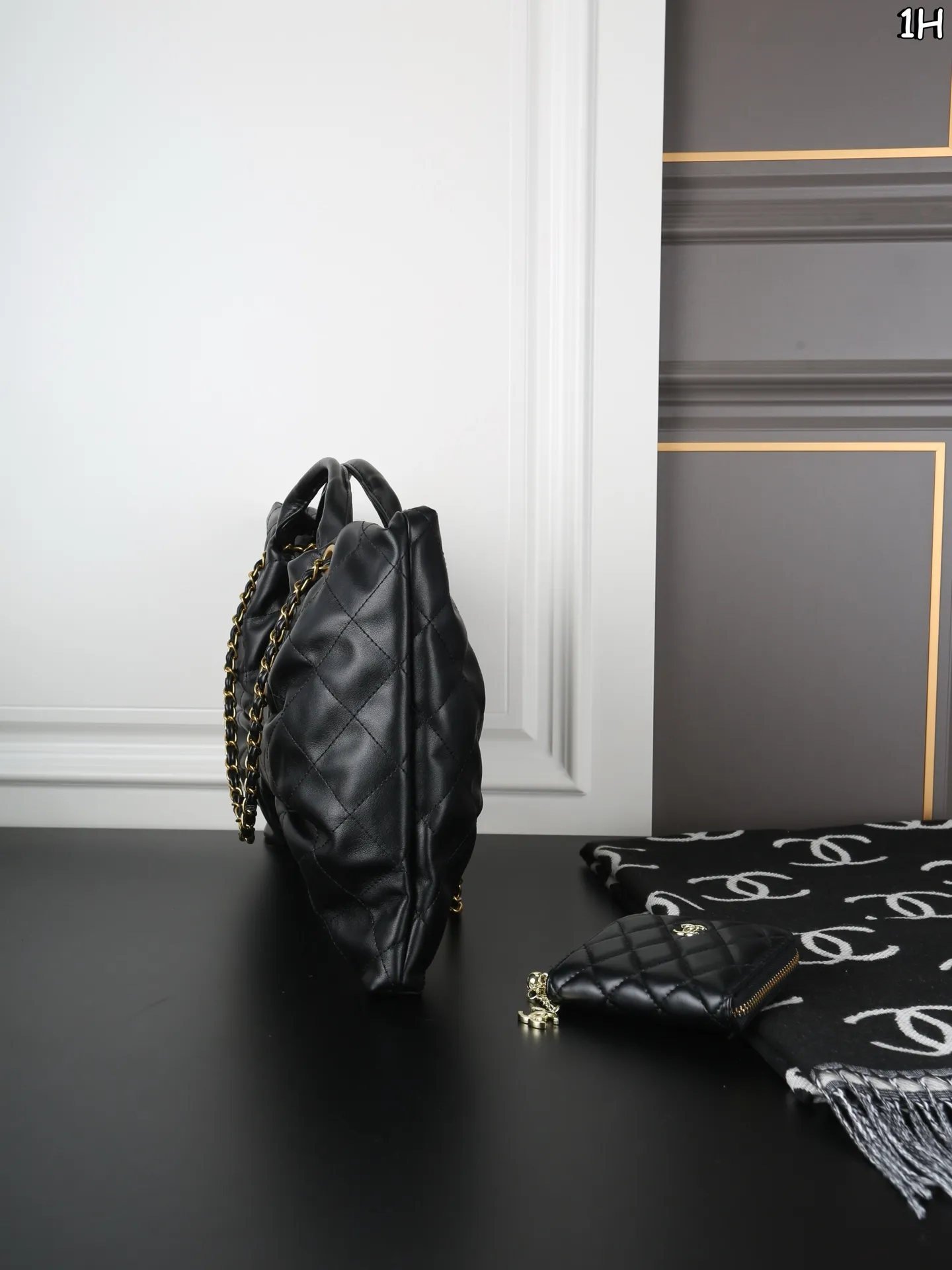 P150 CHANEL香奈儿 蝴蝶结链条包➕围巾➕钱包 Chanel蝴蝶结包太可爱了 酷女孩必备 25K蝴蝶结手袋🎀中号太可爱啦 融合经典菱格纹，休闲又甜美 让一整个包都好甜美啊打破包包的常规形态！让蝴蝶结从配饰成为主角👑 双𝐂扣在包中间很抢眼[萌萌哒R] 羊皮营造出一种&ldquo;蓬松&rdquo;&ldquo;柔美&rdquo;的感觉～ 尺寸：41&times;28/12&times;9.5