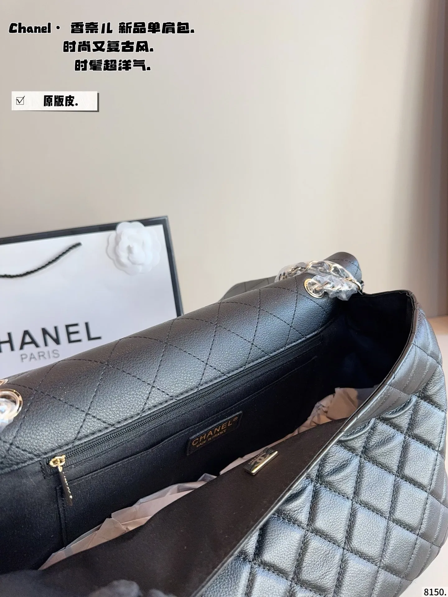 p310 香奈儿外缝线 机场包.好喜欢这种手工缝制感 菱格交错的缝线, 织于柔软的CF表面, 手工痕迹更凸显, 也保留了香奈儿标志元素, 越用越有味道,越旧越有味道尺寸/39*11*27cm