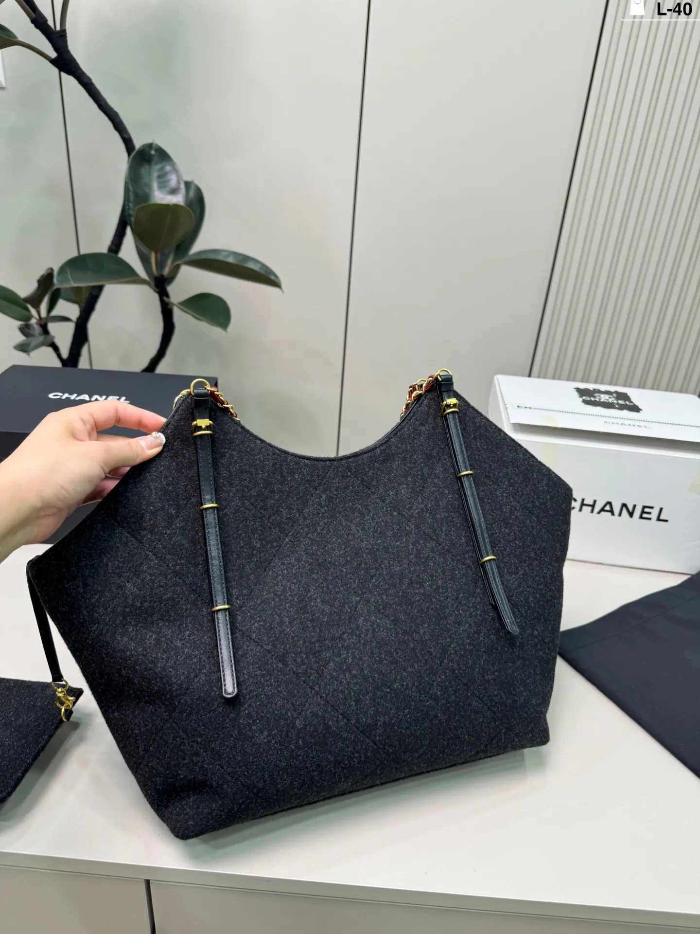 💰p210（配挂件） L-40尺寸32&times;22折叠盒 Chanel 香奈儿 26c毛毡Tote托特包腋下毛呢购物袋 优雅又松弛-，毛毡材质柔软轻盈，日常通勤、休闲出街都超适合！百搭不挑人～26C系列是Vic设计的收官之作，实用又有收藏价值，时髦精必入！