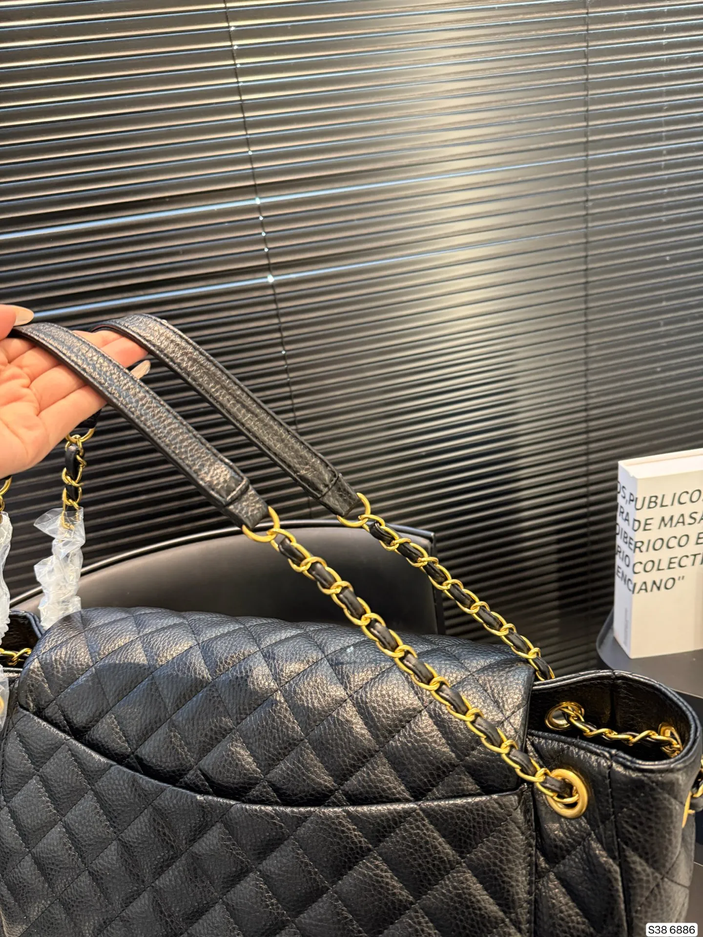 P240牛皮香奈儿要帅起来 一只Chanel就够了! 🖤Chanel黑银 口袋大tote 很特别的款~ 可以单肩/斜挎/流浪 容量很大 牛皮很耐造 尺寸42 31 货号6886