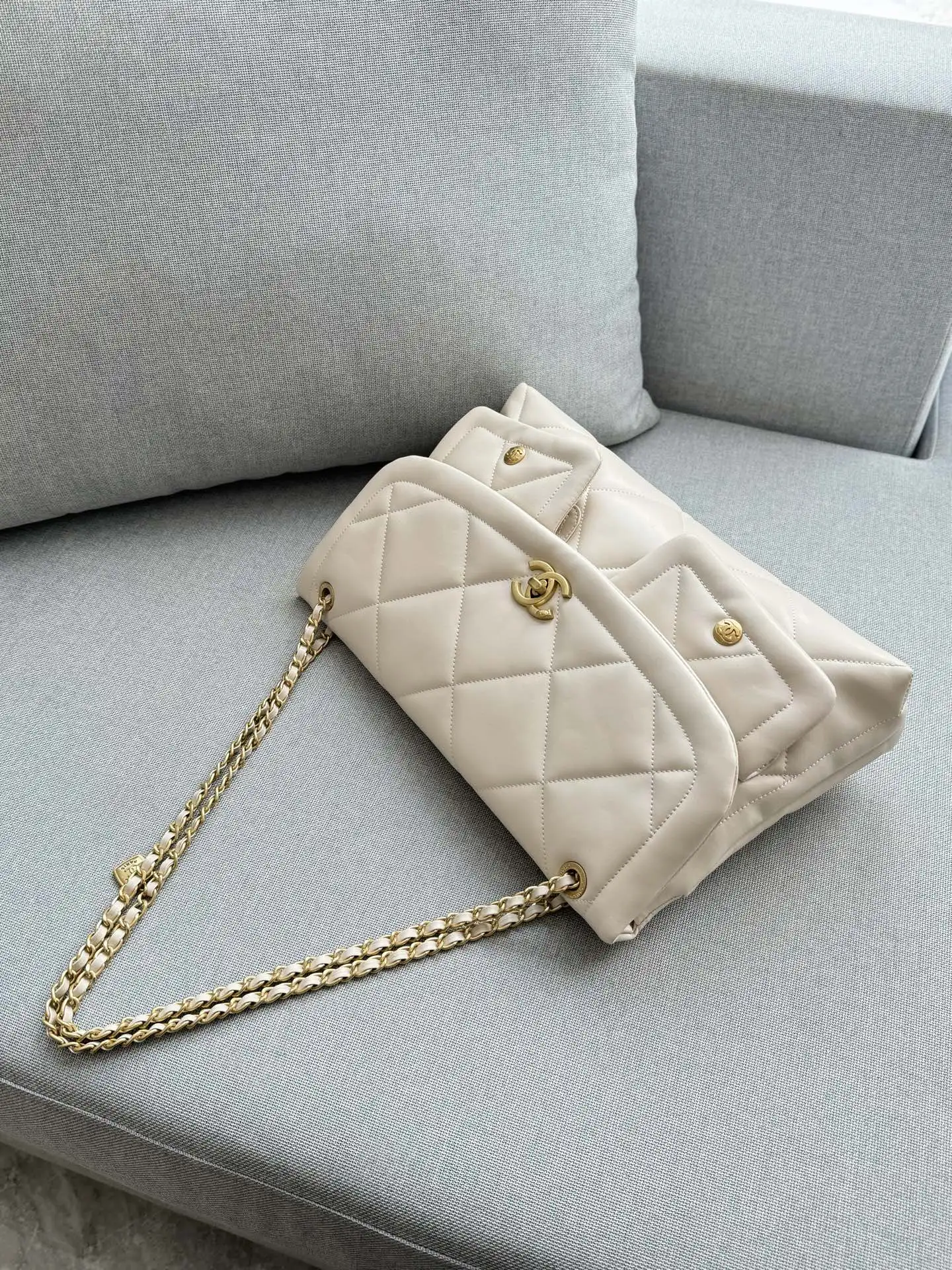 💰220 size:39×26 CHANEL香奈儿 25K 链条包 托特包 腋下包单肩包 复古腔调拉满又有hobo的随性慵懒.把优雅跟松弛融合的恰当好处.包型软乎乎,随手一搭就很有范 复古小香风包包,提升穿搭质感的秘密武器