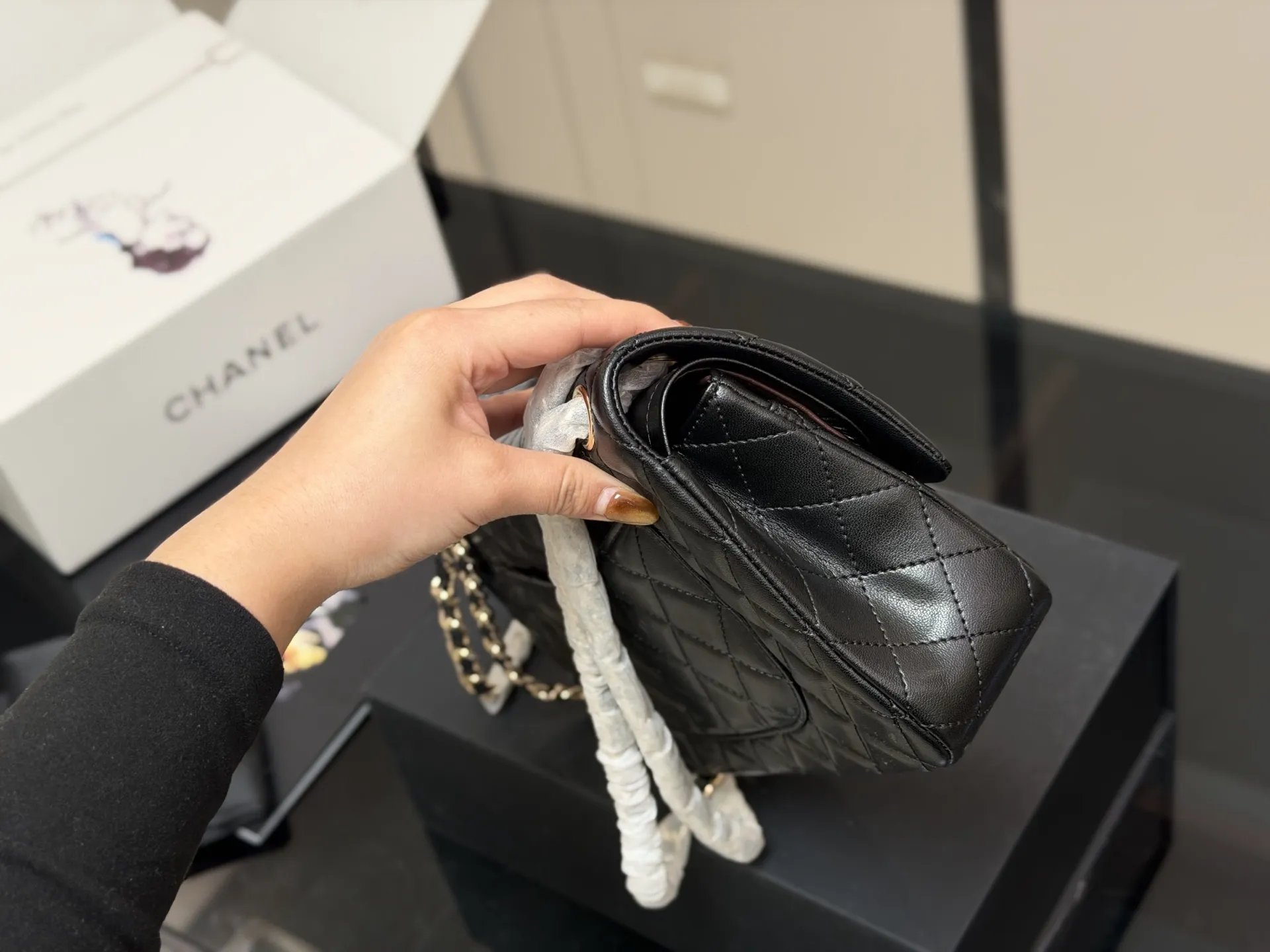 ¥190 ¥185 配折叠盒飞机盒 size:25cm 23cm 香奈儿 cf我们一直很用心在做 秒杀其他市面上的货 顶级羊皮纹 很舒服的一种! 不管您是谁 稳稳hold住哦✔️✔ 四季必备单品!