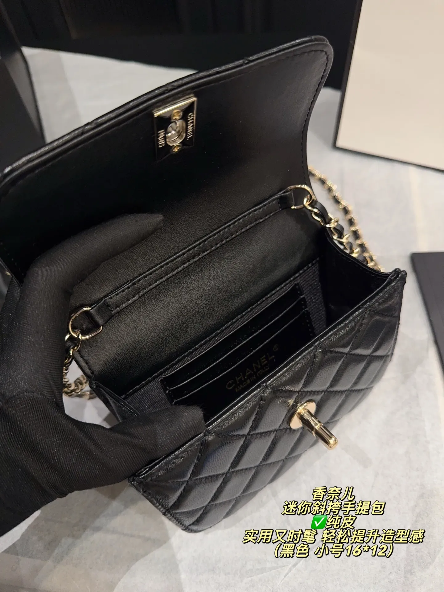 ✅纯皮大号P225配折叠盒⚠️尺寸18*14 小号P220配折叠盒⚠️尺寸16*12 Chanel 香奈儿26早春系列迷你斜挎手提包手感柔软有质感,搭配经典金属双C标志,品牌辨识度超高。手柄点缀珍珠和金属,细节精致,链条肩带可手提或斜挎,灵活百搭。尺寸小巧,日常出行或聚会都很适合,实用又时髦,轻松提升造型感。