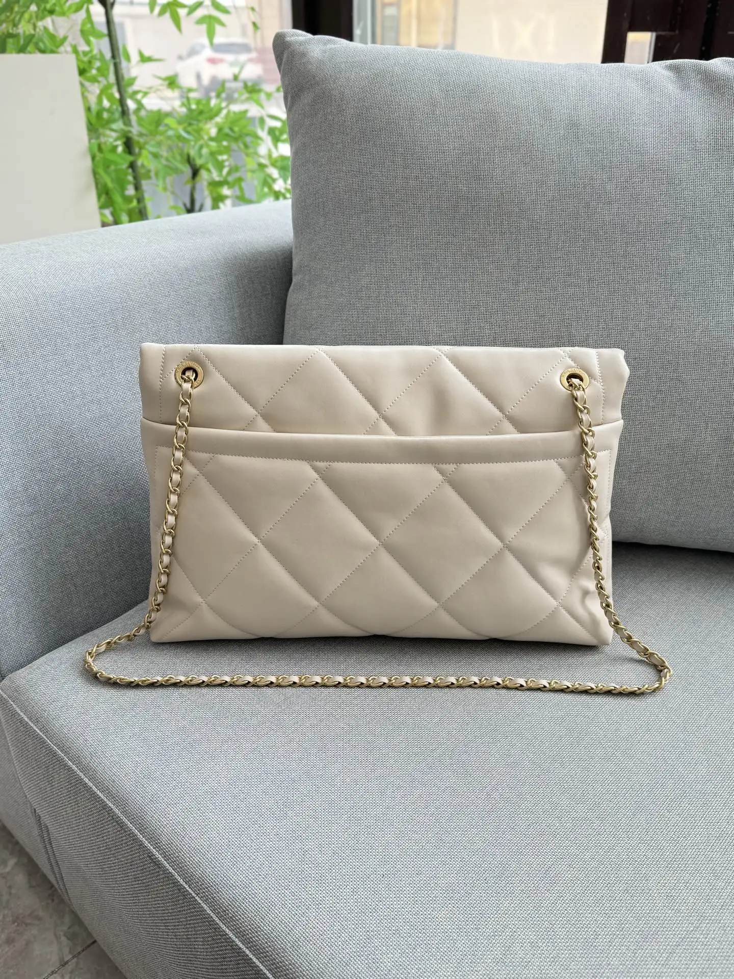 💰220 size:39×26 CHANEL香奈儿 25K 链条包 托特包 腋下包单肩包 复古腔调拉满又有hobo的随性慵懒.把优雅跟松弛融合的恰当好处.包型软乎乎,随手一搭就很有范 复古小香风包包,提升穿搭质感的秘密武器