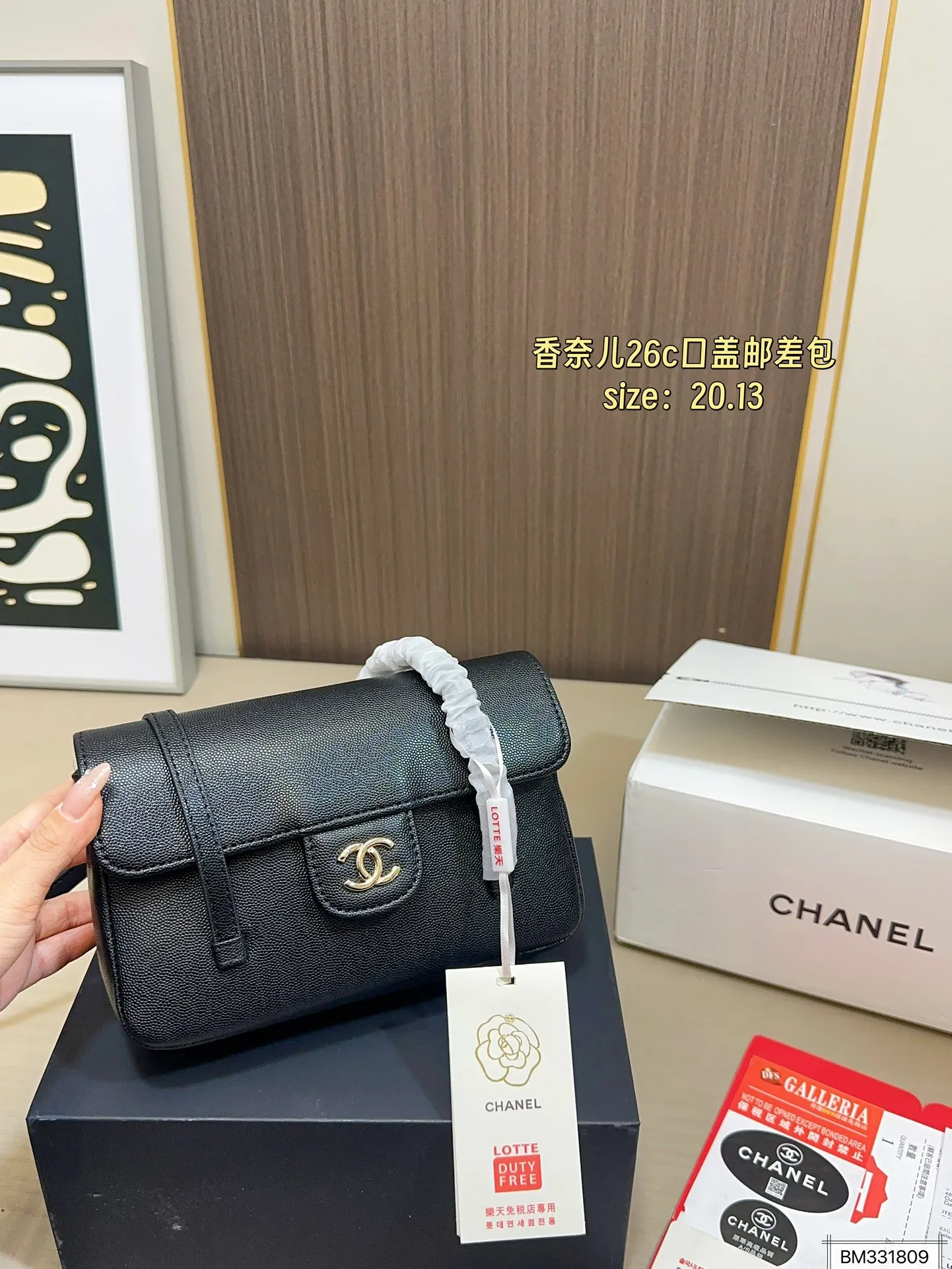 💰125(折叠盒飞机盒) 尺寸20×13 Chanel 香奈儿26c口盖邮差包 鱼子酱皮料颗粒感自带高级 比起链条款皮肩带更加舒适 双c logo小号隐藏按扣开合 又酷又时髦,慵懒又随性!