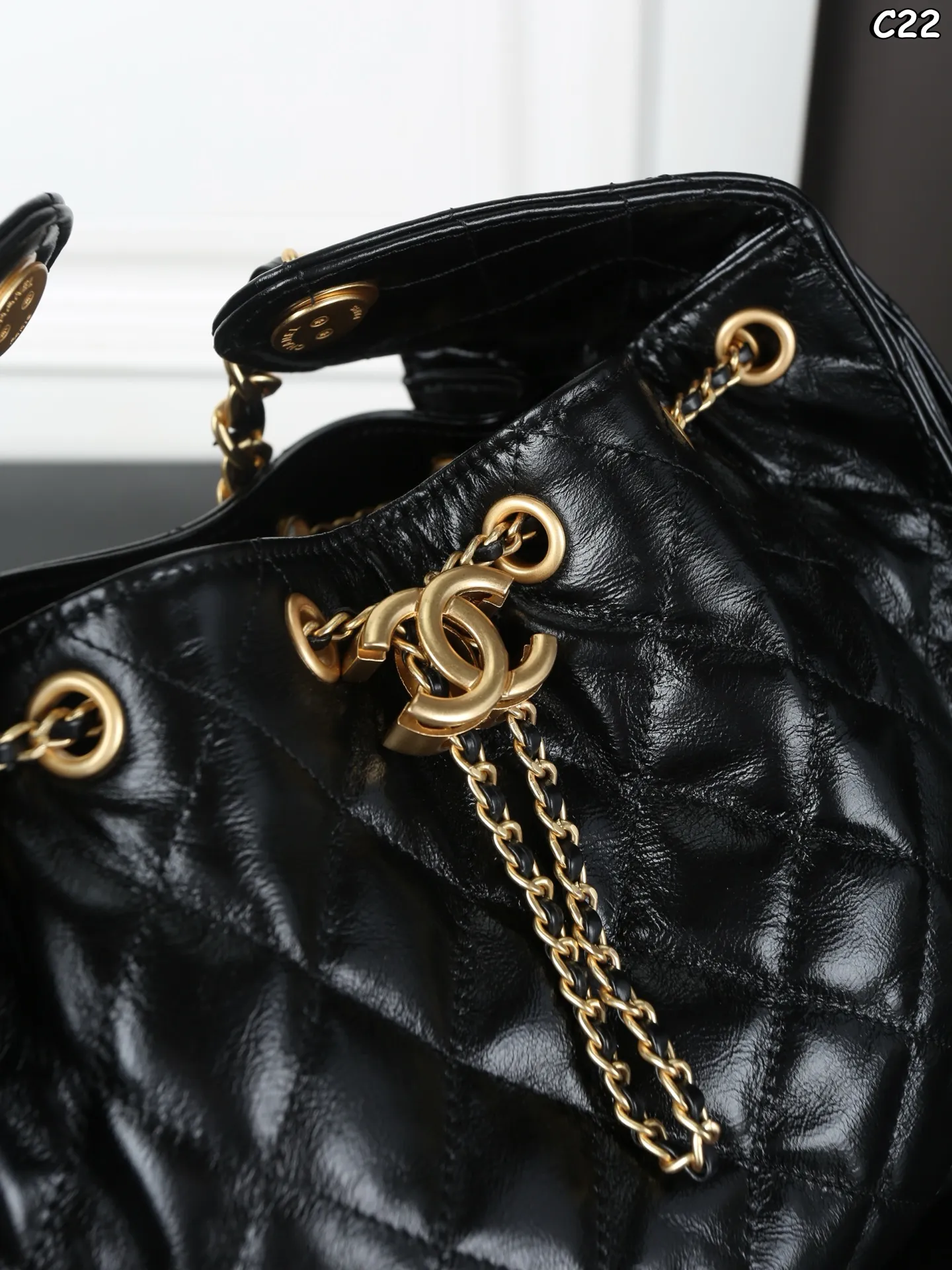 大号P310 折叠盒 小号P280 折叠盒 CHANEL香奈儿 25Bag 25C 油蜡皮 HOBO 抽绳水桶包 链条包腋下包单肩包 慵懒的hobo包型搭配粗金属链条，多口袋设计兼具实用性与装饰性，油蜡小牛皮很酷很美容量又大，25c hobo包却又很轻便，太爱啦[烟花R]看她在阳光底下闪闪发光诶～ 尺寸：30&times;29/26&times;19