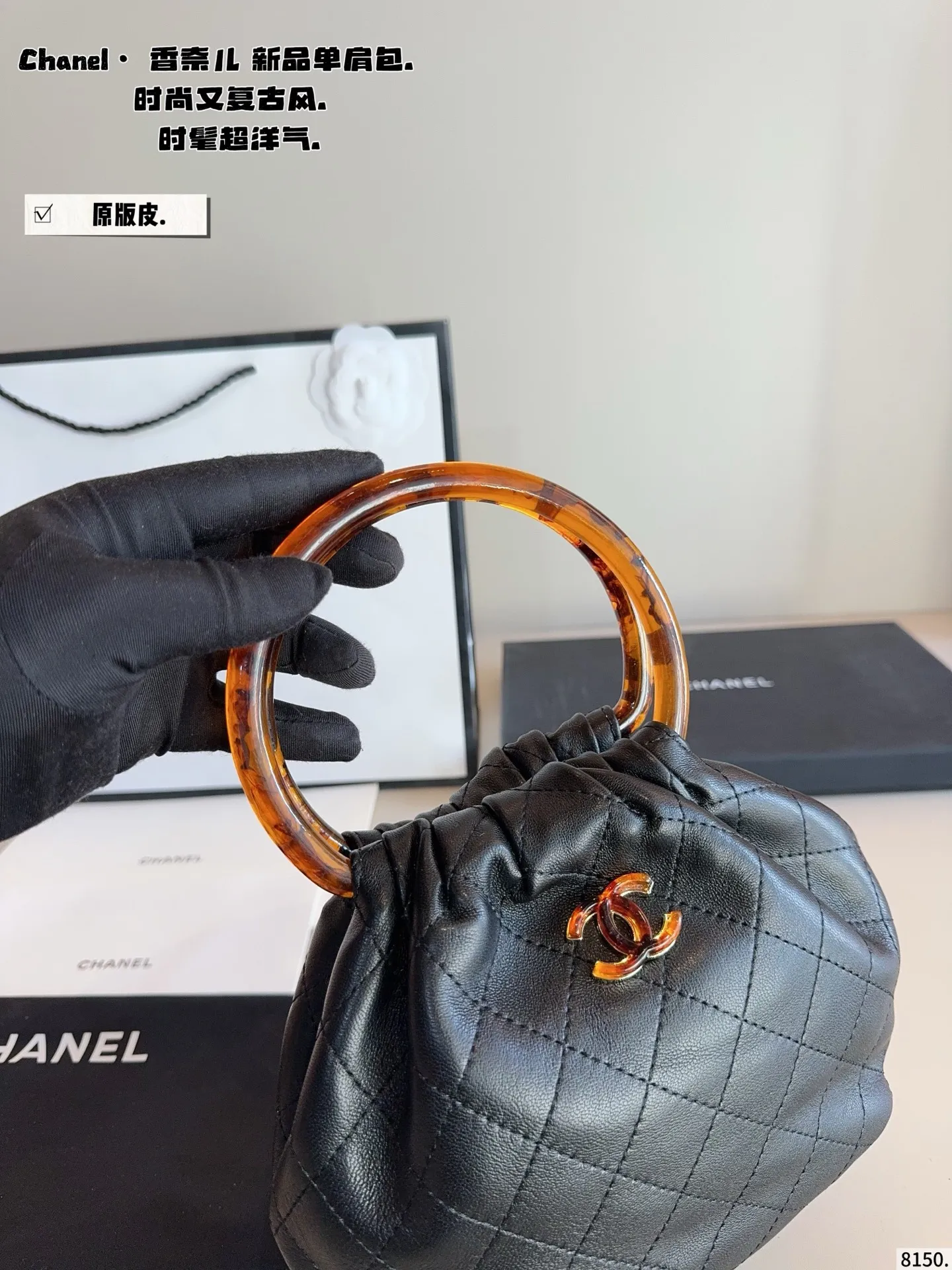 p220.纯皮. chanel香奈儿26c 超精彩的萌物🧉 圆圈小包包好可爱👝 复古玳瑁手柄的设计 透着微微光泽 容易也很客观~手机日用品能放下的哦 材质摸起来触感也很好 超级舒服 推出新系列啦~ 完全是拽姐与甜美的全新组合! 快来寻找属于你的小废包 尺寸:14*8^17cm