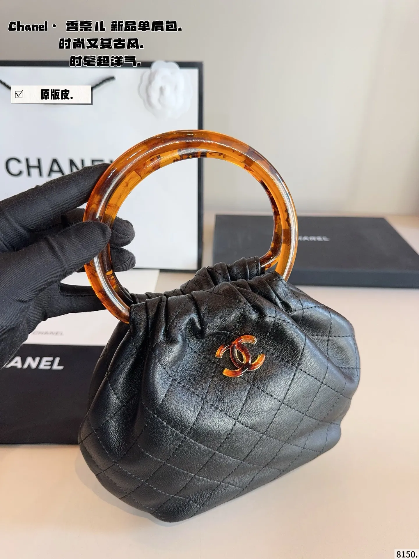 p220.纯皮. chanel香奈儿26c 超精彩的萌物🧉 圆圈小包包好可爱👝 复古玳瑁手柄的设计 透着微微光泽 容易也很客观～手机日用品能放下的哦 材质摸起来触感也很好 超级舒服 推出新系列啦~ 完全是拽姐与甜美的全新组合! 快来寻找属于你的小废包 尺寸：14*8^17cm