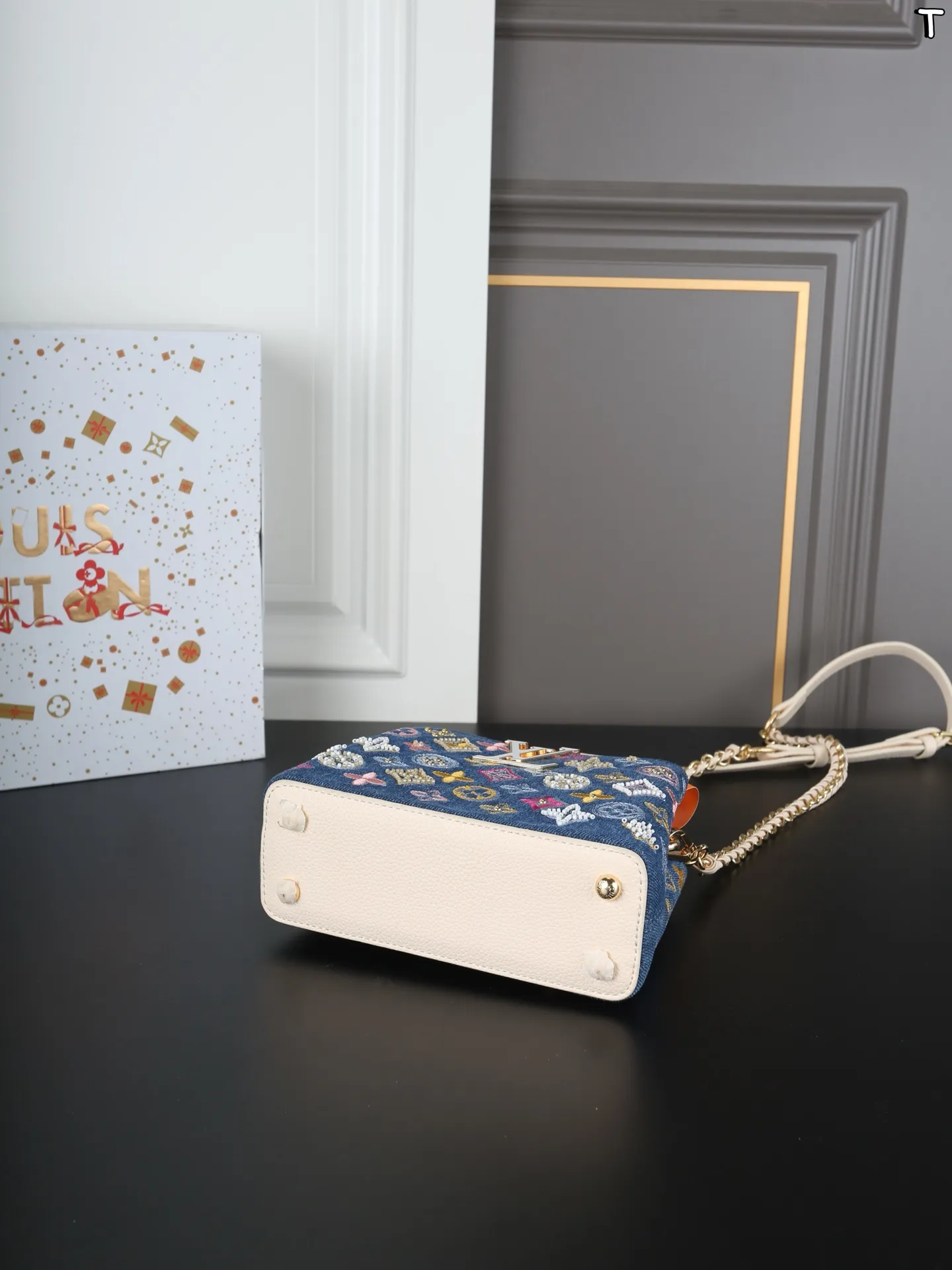 大P220 折叠盒 小P215 折叠盒 LV Capucines 珐琅logo 丹宁牛仔布 卡普辛手提包 单肩斜挎手提包 LV牛仔系列永远都不会出错的好看 太爱这款小牛仔包啦 经典包型别错过~ 白贝母标高级感满满 尺寸:27×18/20×13.5