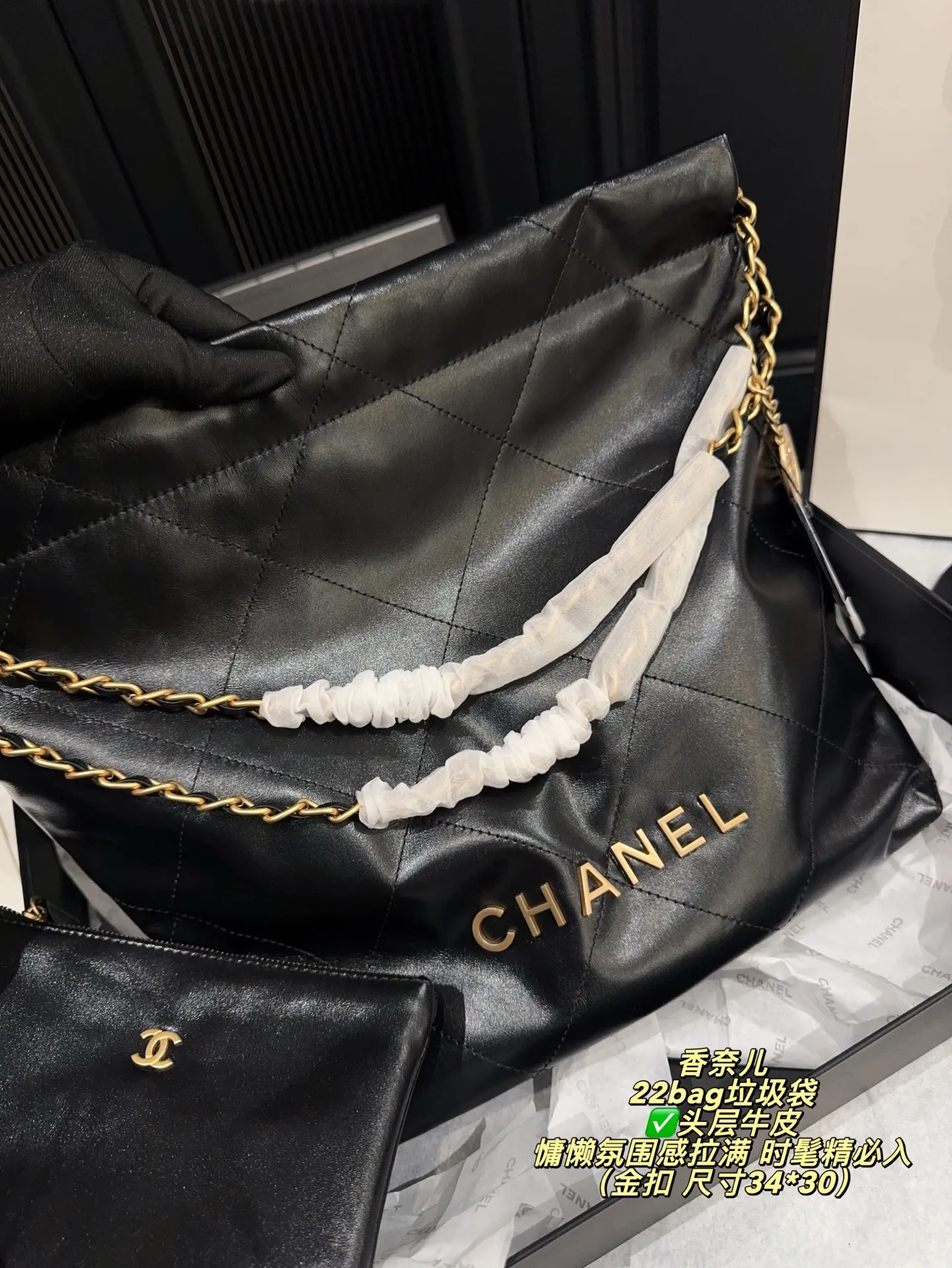 ✅头层牛皮 P315全套包装⚠️尺寸34*30 香奈儿 CHANEL 22bag垃圾袋 慵懒氛围感拉满设计融合了时尚与现代元素 展现出别样的可爱和时髼啦~只是看着就感受到活力四射啦~金属配皮logo 点缀其中,展现出一种低调而不失华丽的风格大金币的点缀,则洋溢着复古而高贵的氛围女孩子背上它简直超显气质哒