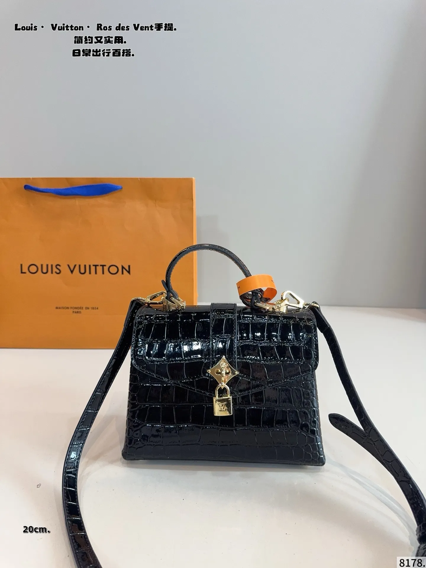 p180p170配礼盒🎁. LV Capucines bb 手提包 今年最多明星街拍的LV包包你能想到哪些款式呢?恐怕大多女性都会把目光锁定到柔软的荔枝纹Taurillon系列吧,因为全都是高端之选,无论是休闲商务都是最有品味的,Capucines bb 设计很有亮点,几乎是人见人爱的,在明星街拍中也最常见到,范冰冰、高圆圆等明星都是它的忠粉呢,尺寸小巧的迷你包,比起大号要显得甜美许多,尺寸:大号27*9*18/20*7*13cm