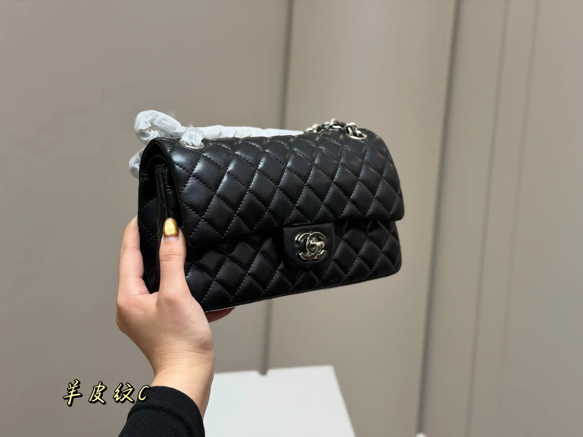 ¥190 ¥185 配折叠盒飞机盒 size:25cm 23cm 香奈儿 cf我们一直很用心在做 秒杀其他市面上的货 顶级羊皮纹 很舒服的一种! 不管您是谁 稳稳hold住哦✔️✔ 四季必备单品!