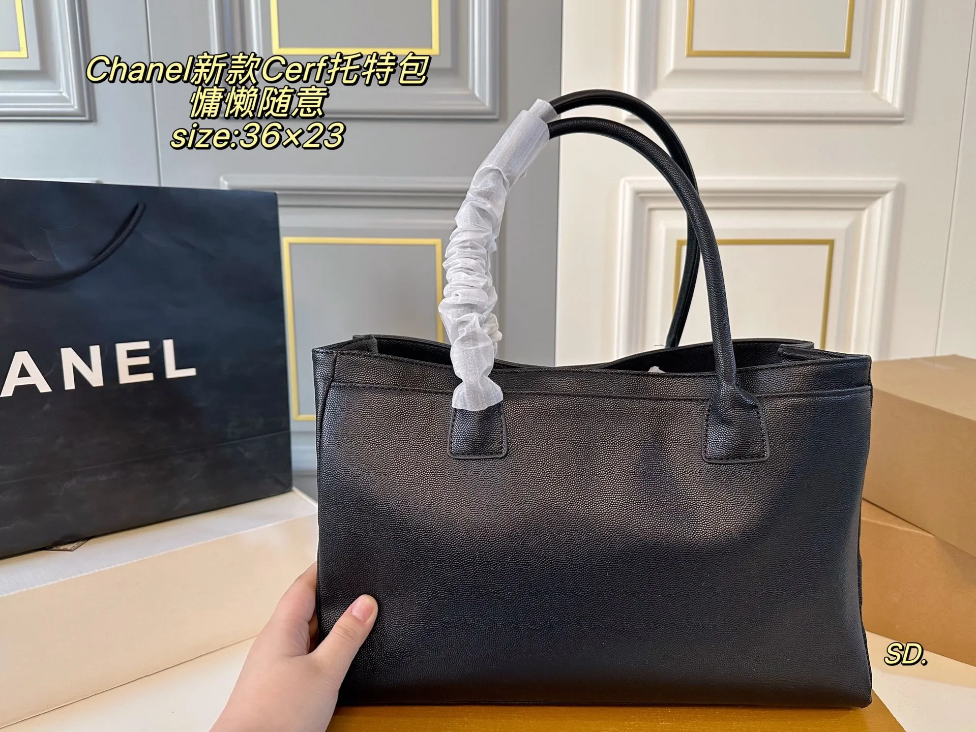 P150(无盒) size:36×23 Chanel香奈儿新款Cerf托特包❤️ 简约大方,高级感满满 上身自带氛围感↗️ 温柔慵懒随意感十足✔️ 皮子软软糯糯的质量太好了~ 空间超赞,满足日常出行‼️