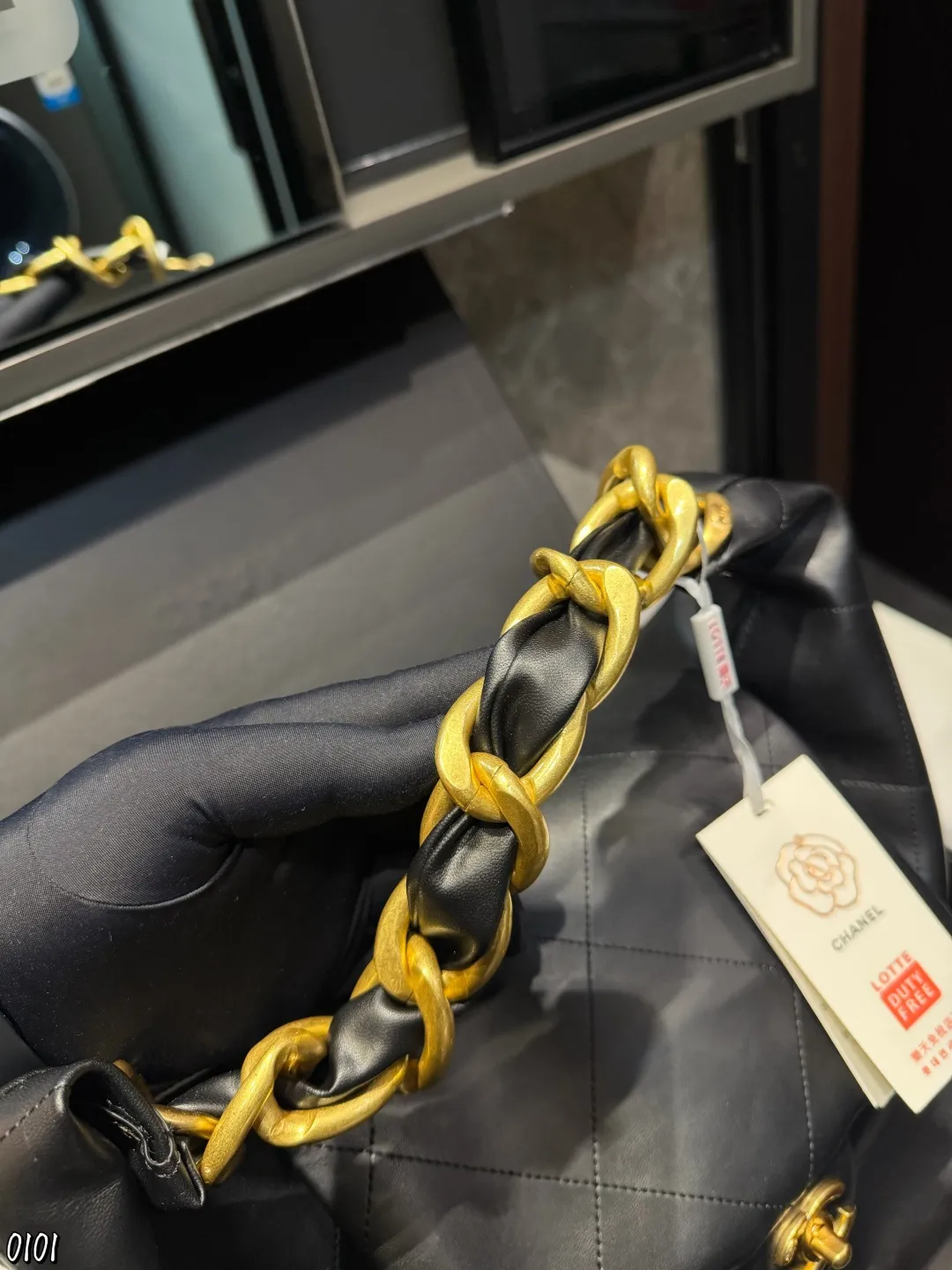 ❤️p165❤️ Chanel 25K Hobo手袋 Chanel 25K Hobo手袋是香奈儿2025秋冬系列新品,亮面小牛皮+经典菱格纹,质感柔软又高级十。粗链条肩带+双C金属扣,细节精致,容量超大,A4纸都能装下,通勤约会都很适合!黑色百搭,秋冬大衣、成熟套装都能轻松驾驭,情懒随性又实用,是本季热门单品之一尺寸35 28cm