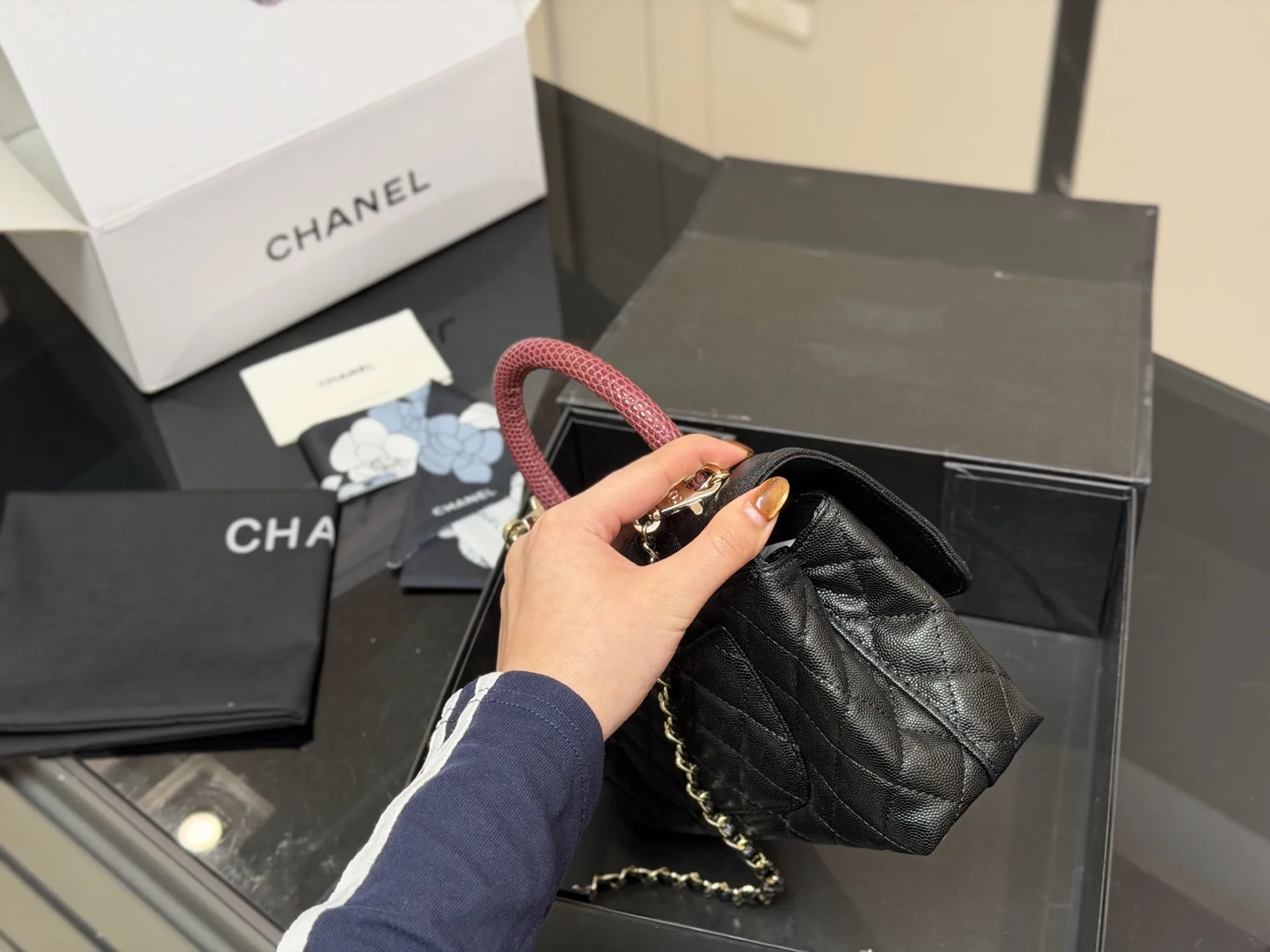 &yen;190 配折叠盒飞机盒 size：23*14cm 香奈儿coco handle 手提包 粒面牛皮材质 原版K金！！