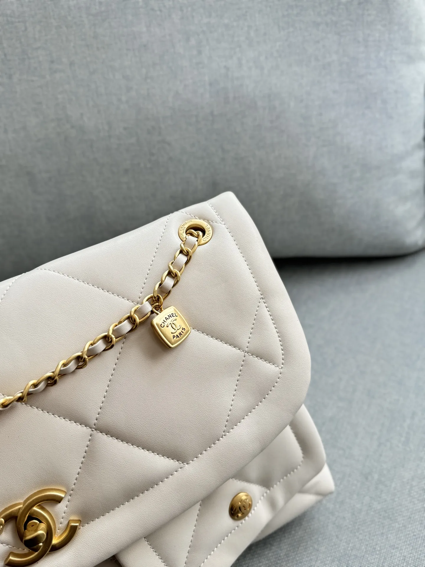 💰220 size:39×26 CHANEL香奈儿 25K 链条包 托特包 腋下包单肩包 复古腔调拉满又有hobo的随性慵懒.把优雅跟松弛融合的恰当好处.包型软乎乎,随手一搭就很有范 复古小香风包包,提升穿搭质感的秘密武器