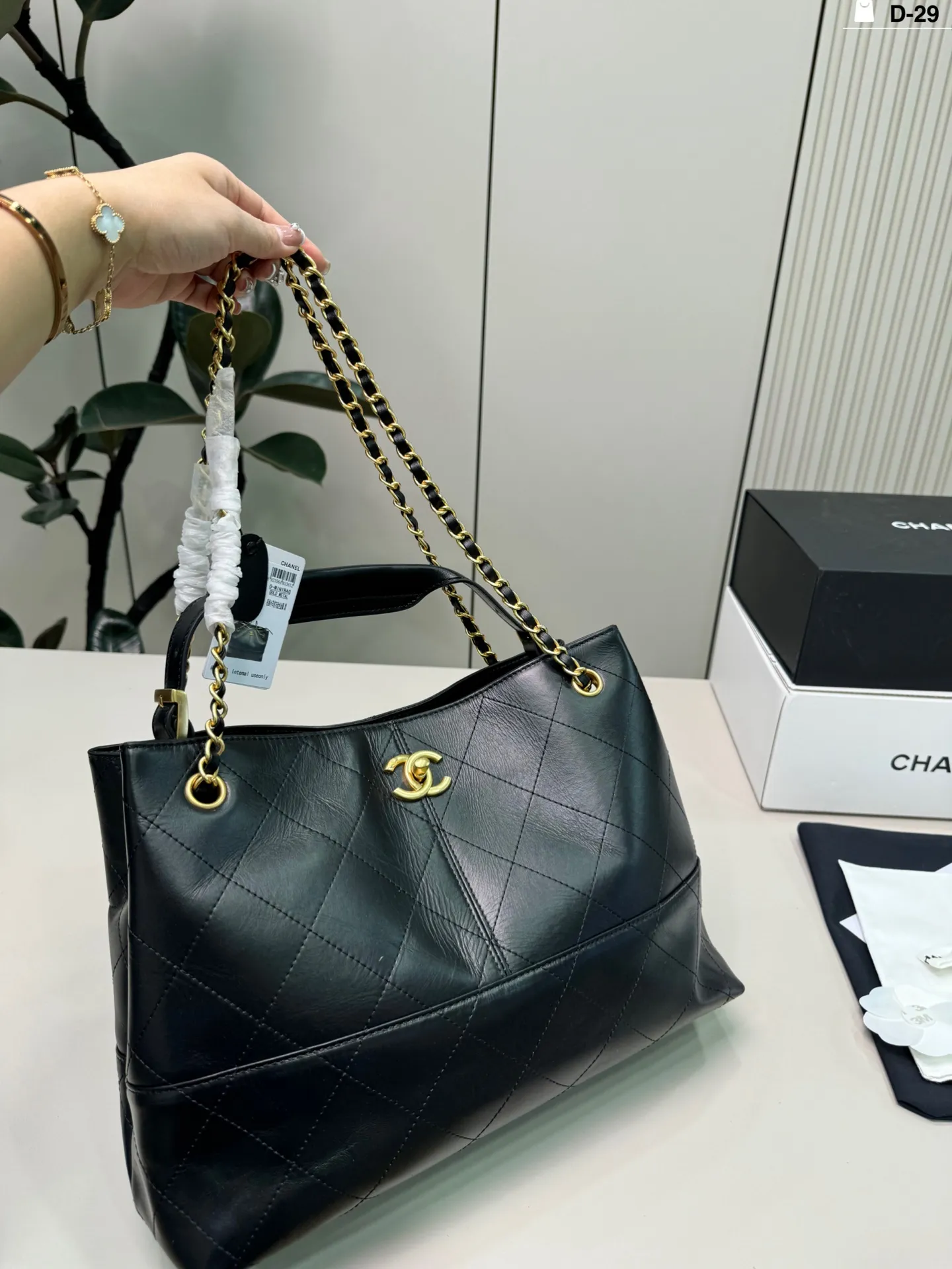 💰p270(羊皮) D-29尺寸34×25折叠盒 CHANEL香奈儿25A黑金全皮Hobo包 容量超大,通勤日常都能装下文件,电脑等物品。 实用又时髦,是香奈儿热门款,专柜常断货