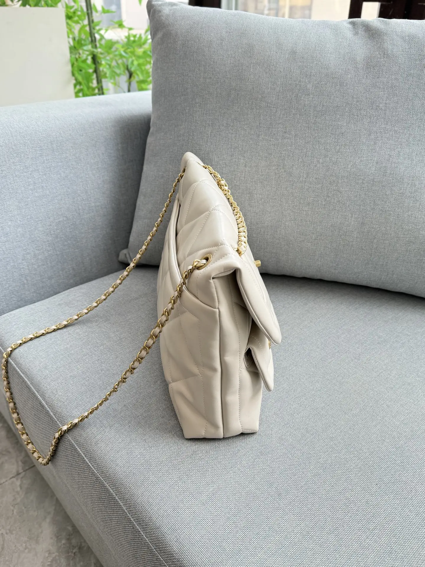 💰220 size：39&times;26 CHANEL香奈儿 25K 链条包 托特包 腋下包单肩包 复古腔调拉满又有hobo的随性慵懒.把优雅跟松弛融合的恰当好处.包型软乎乎，随手一搭就很有范 复古小香风包包，提升穿搭质感的秘密武器