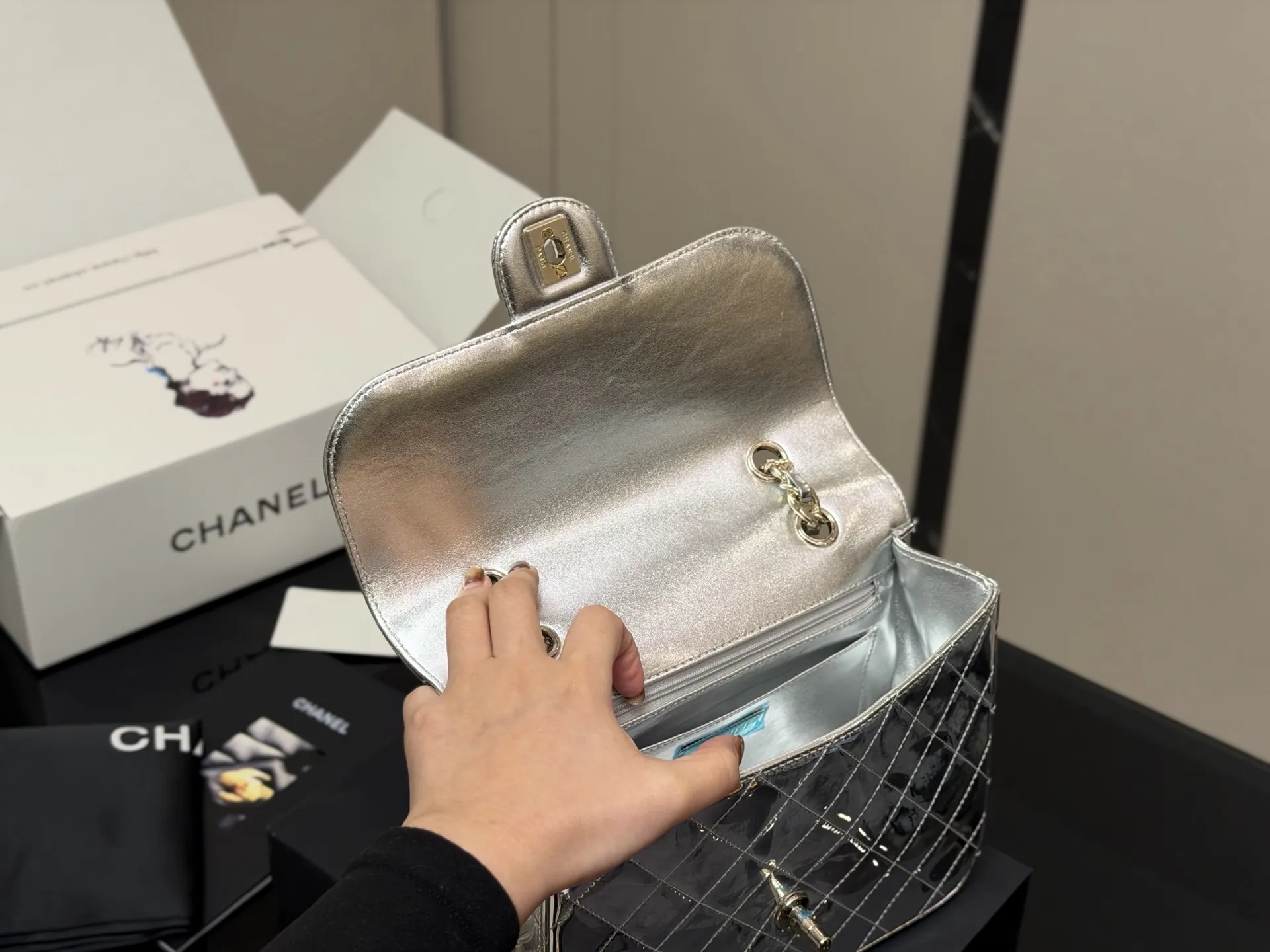 ¥215 配折叠盒 size:24*19cm 香奈儿 24C 漆皮双肩包 这个真的是太太太好看了! 金的刚刚好不俗艳不张扬很能装! ⚠️还有小星星⭐️哦!