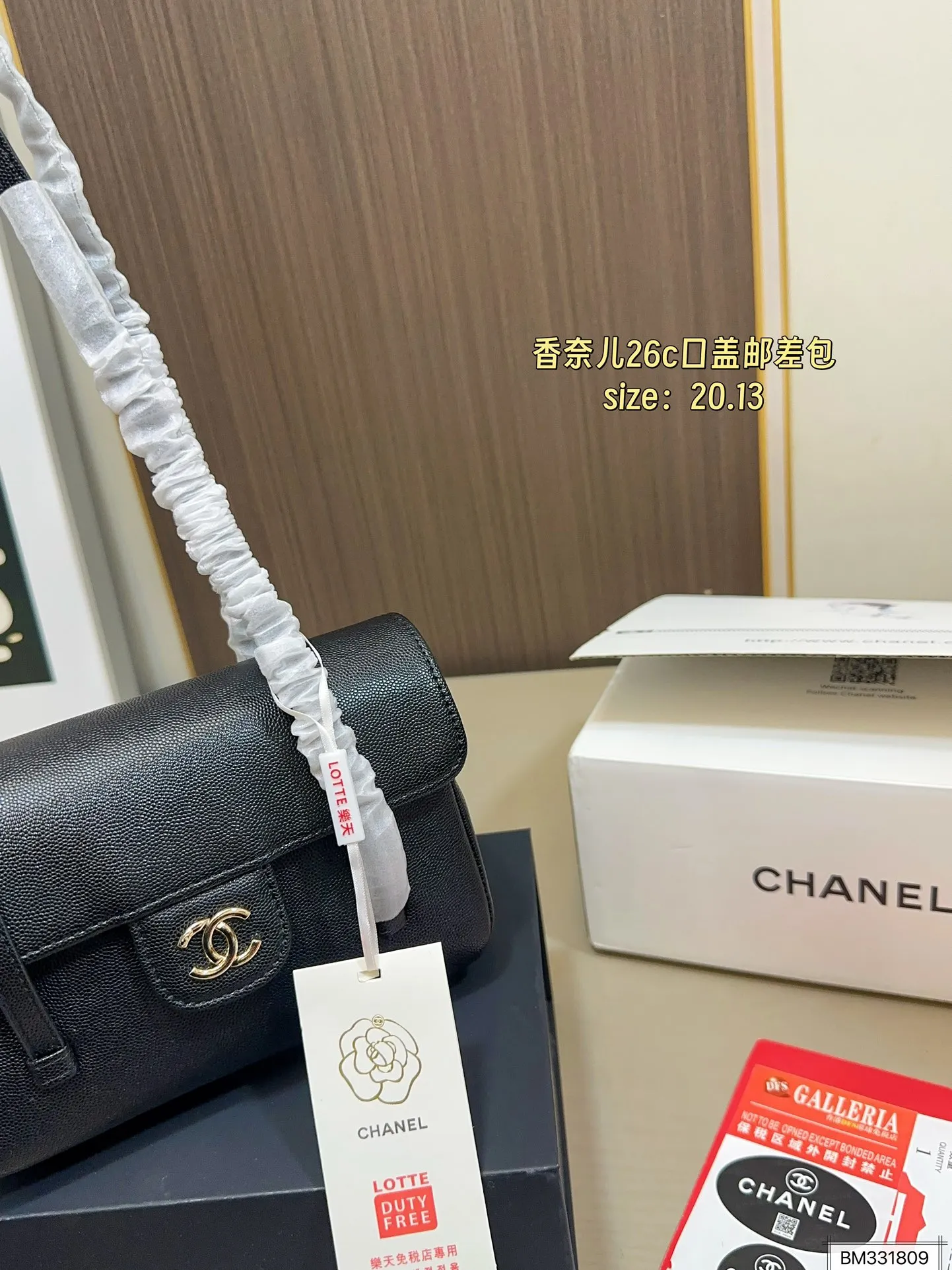💰125(折叠盒飞机盒) 尺寸20×13 Chanel 香奈儿26c口盖邮差包 鱼子酱皮料颗粒感自带高级 比起链条款皮肩带更加舒适 双c logo小号隐藏按扣开合 又酷又时髦,慵懒又随性!
