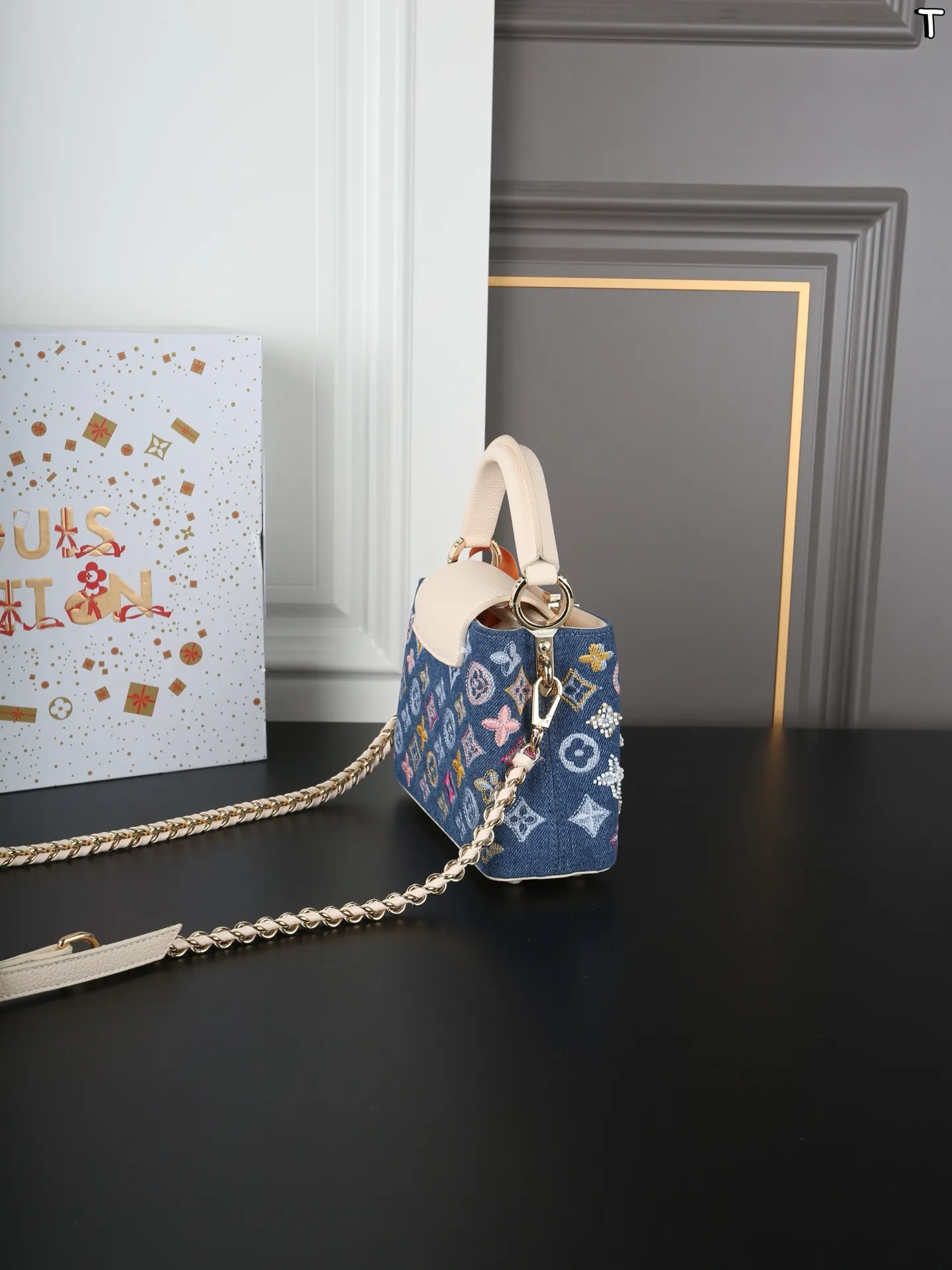 大P220 折叠盒 小P215 折叠盒 LV Capucines 珐琅logo 丹宁牛仔布 卡普辛手提包 单肩斜挎手提包 LV牛仔系列永远都不会出错的好看 太爱这款小牛仔包啦 经典包型别错过~ 白贝母标高级感满满 尺寸:27×18/20×13.5