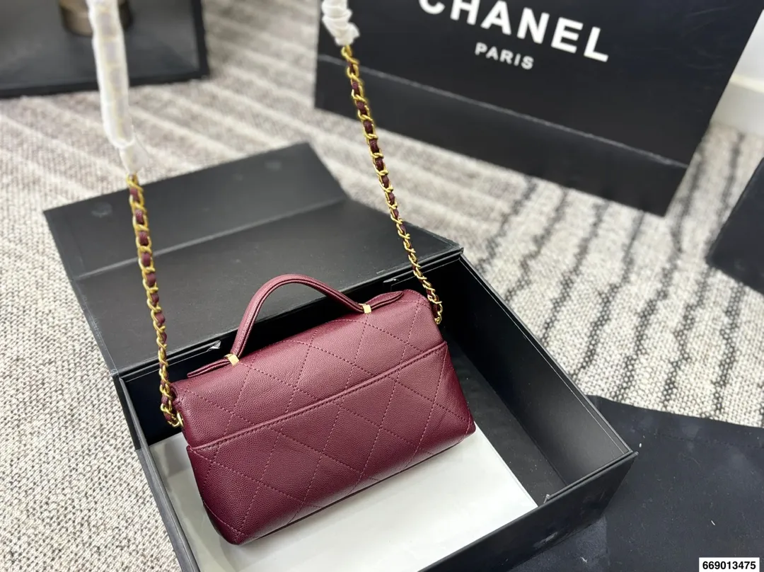 P165配飞机盒折叠盒 香奈儿Chanel 25K｜怎么能抵挡住香奈美的魅力 白色这叫一个经典 复古优雅 满满的高级感 大小适中 容量感人 休闲正装皆可轻松驾驭 尺寸19 13 货号5776