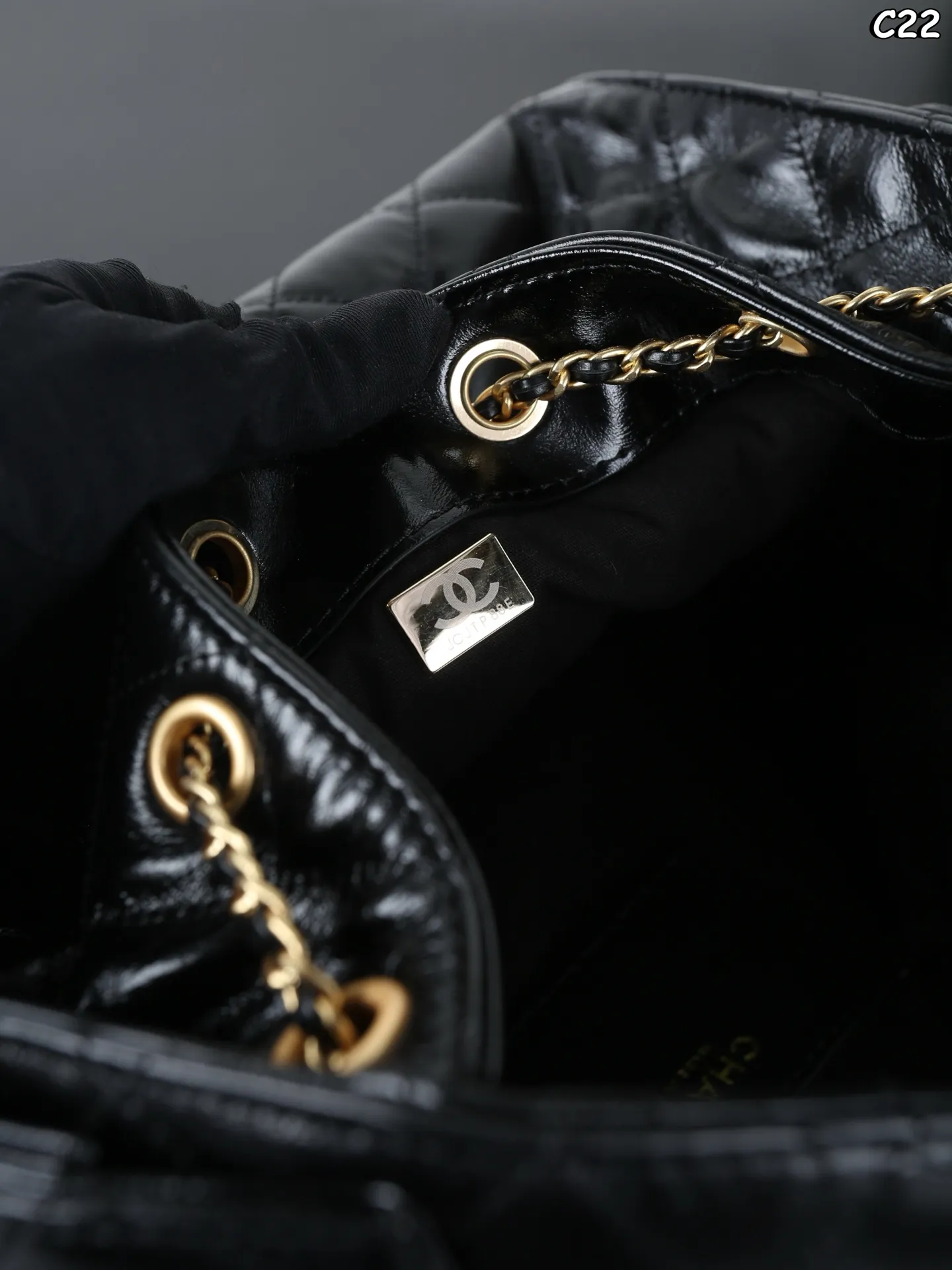 大号P310 折叠盒 小号P280 折叠盒 CHANEL香奈儿 25Bag 25C 油蜡皮 HOBO 抽绳水桶包 链条包腋下包单肩包 慵懒的hobo包型搭配粗金属链条，多口袋设计兼具实用性与装饰性，油蜡小牛皮很酷很美容量又大，25c hobo包却又很轻便，太爱啦[烟花R]看她在阳光底下闪闪发光诶～ 尺寸：30&times;29/26&times;19