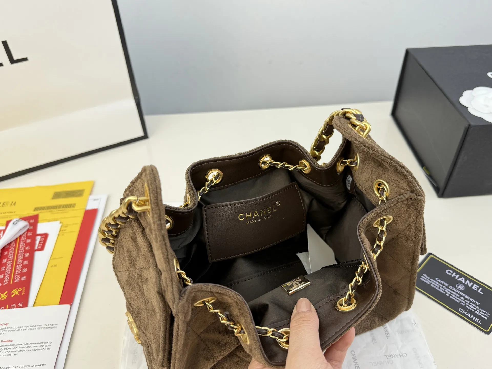 （全套包装⚠️）大小号同价p230 Chanel 25bag 小号真绝绝子! 今年香奈儿25s系列简直美爆... 这只hobo是个小号尺寸个人觉得比较日常 鹿皮绒的质感颗粒没这么重反而很细腻 也比较耐磨~时髦精必备单品! 日常出门完全够了 size：26*21cm size：23*15cm