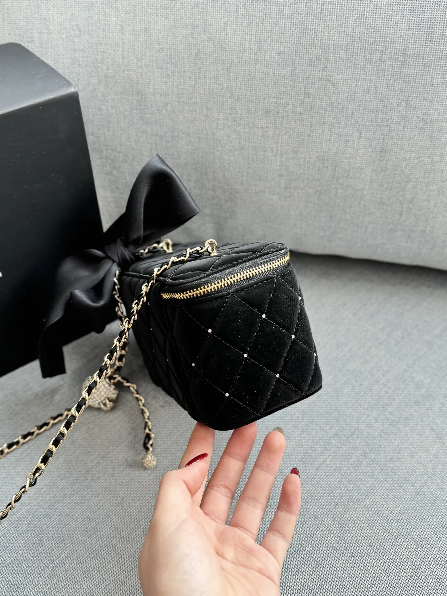 大💰180 小💰160 size:16×10/10×9 CHANEL香奈儿 25K 天鹅绒 蝴蝶结 钻球 盒子包 链条包 化妆包手提包 兼具时髦和实用性👀 手拎斜挎都🆗容量大又有设计感 这只新款是丝绒材质🦢手感很舒服 配上钉珠在阳光下真的是很闪✨ 上身很有富家千金感 可可爱爱~太讨喜啦