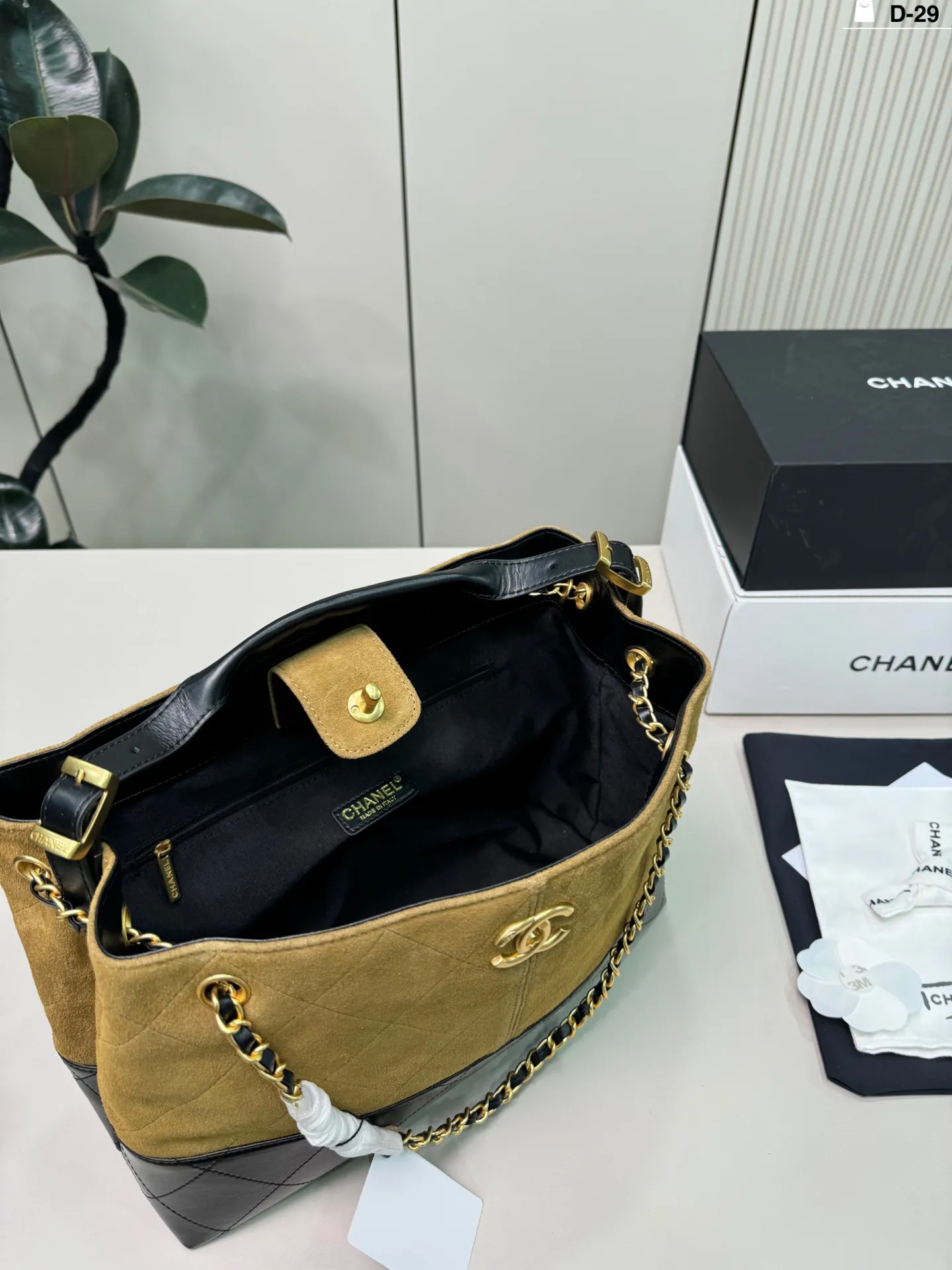 💰p270（羊皮） D-29尺寸34&times;25折叠盒 CHANEL香奈儿25A麂皮拼色托特包 复古又高级!链条肩带可单肩or手提，通勤，逛街都超百搭 麂皮材质柔软有质感，越用越有包浆，秋冬搭配大衣毛衣 氛围感拉满 ，实用又时髦!