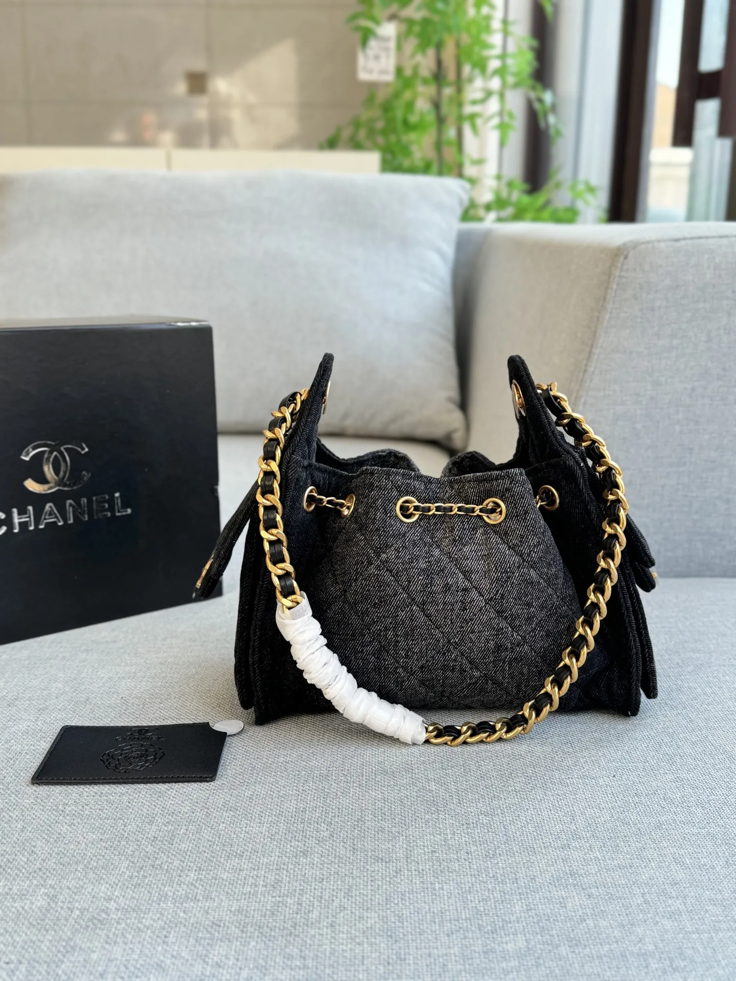 💰215 折叠盒 size：21&times;14 CHANEL香奈儿 25Bag 春夏系列 丹宁牛仔布 Hobo 腋下包链条包单肩包 香奈儿这款牛仔包好好看 一眼爱上 夏日氛围感满满 超好看 甜美夏日感色系25bag 复古又现代~ 属于夏天的颜色~