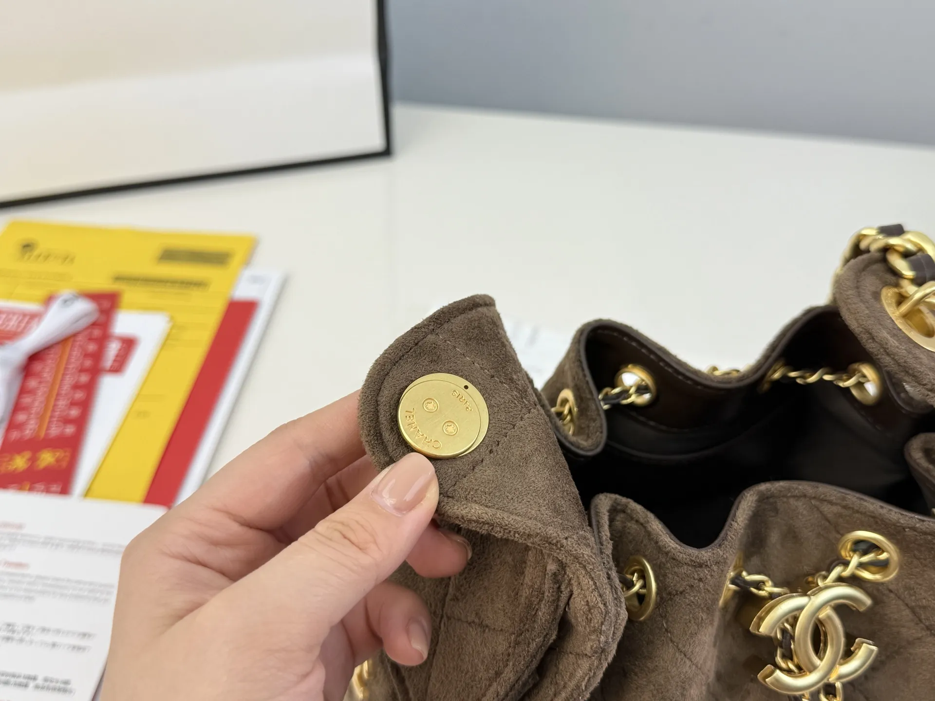 （全套包装⚠️）大小号同价p230 Chanel 25bag 小号真绝绝子! 今年香奈儿25s系列简直美爆... 这只hobo是个小号尺寸个人觉得比较日常 鹿皮绒的质感颗粒没这么重反而很细腻 也比较耐磨~时髦精必备单品! 日常出门完全够了 size：26*21cm size：23*15cm